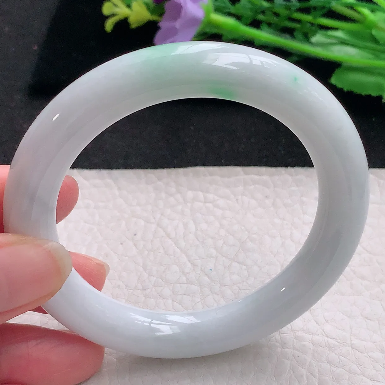 xx自然光56*11*10.5美人镯 翡翠a货玉手镯白底青圆条珠宝玉手环