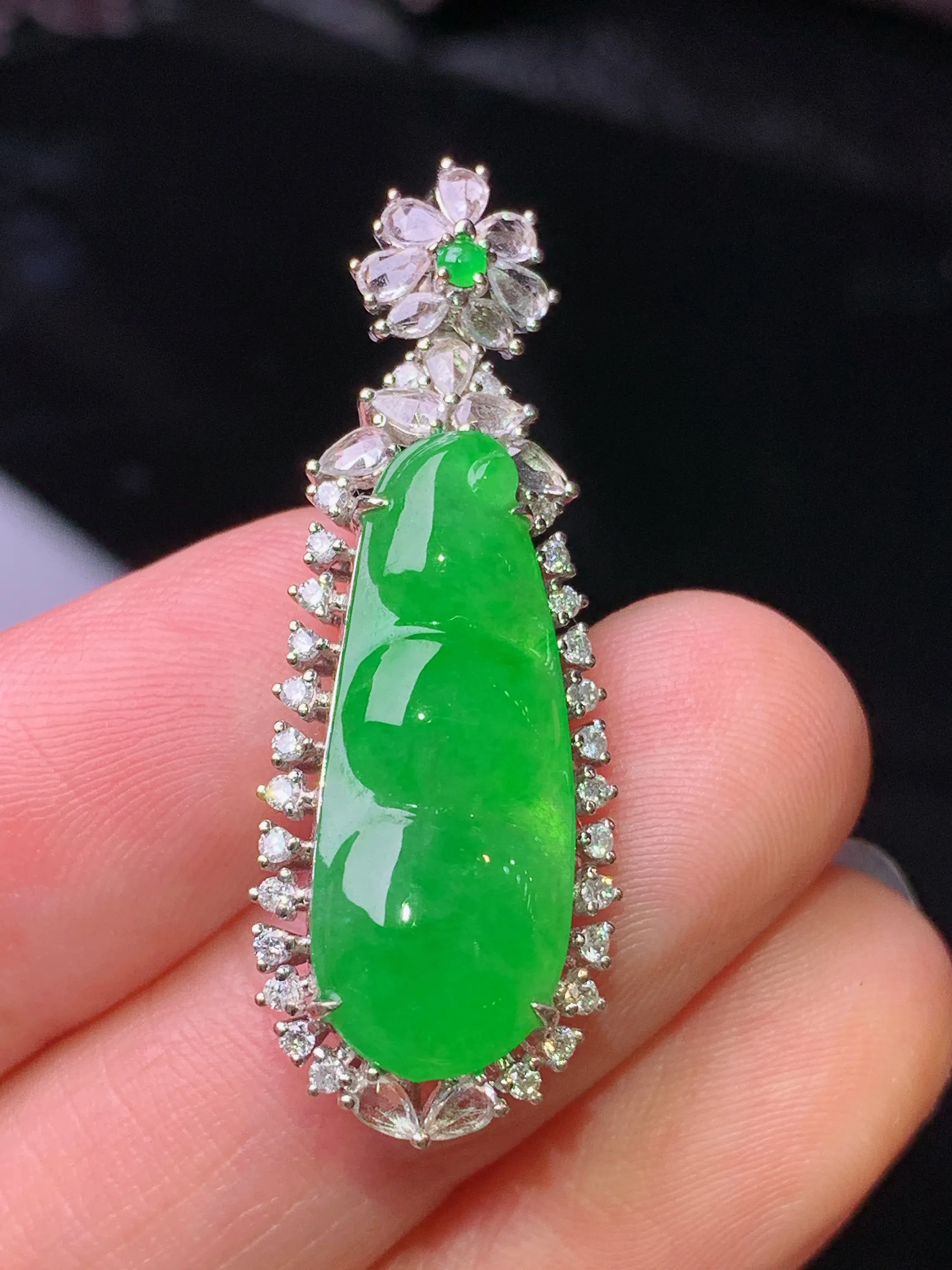 18k金钻镶嵌满绿四季豆吊坠 玉质细腻 水润亮眼 色泽艳丽 整体尺寸35.5*13*6.5