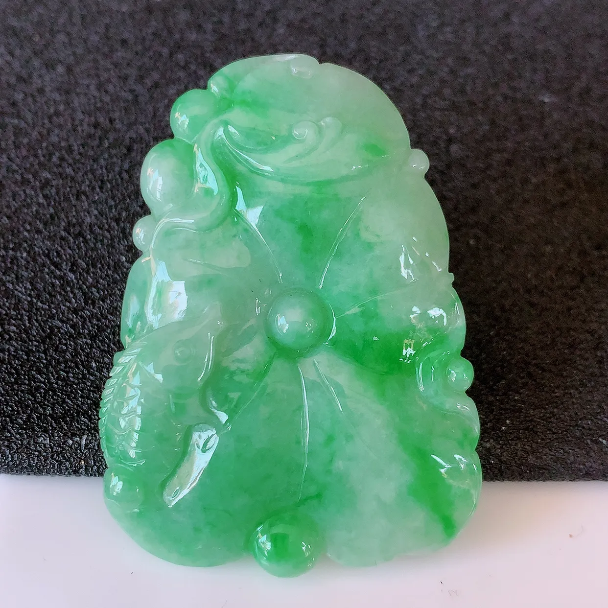 自然光实拍，冰飘绿翡翠荷叶鱼、和和美美玉坠，财源广进，自然隐逸、荷本是素不着尘之物，有和美之寓意。#05.7