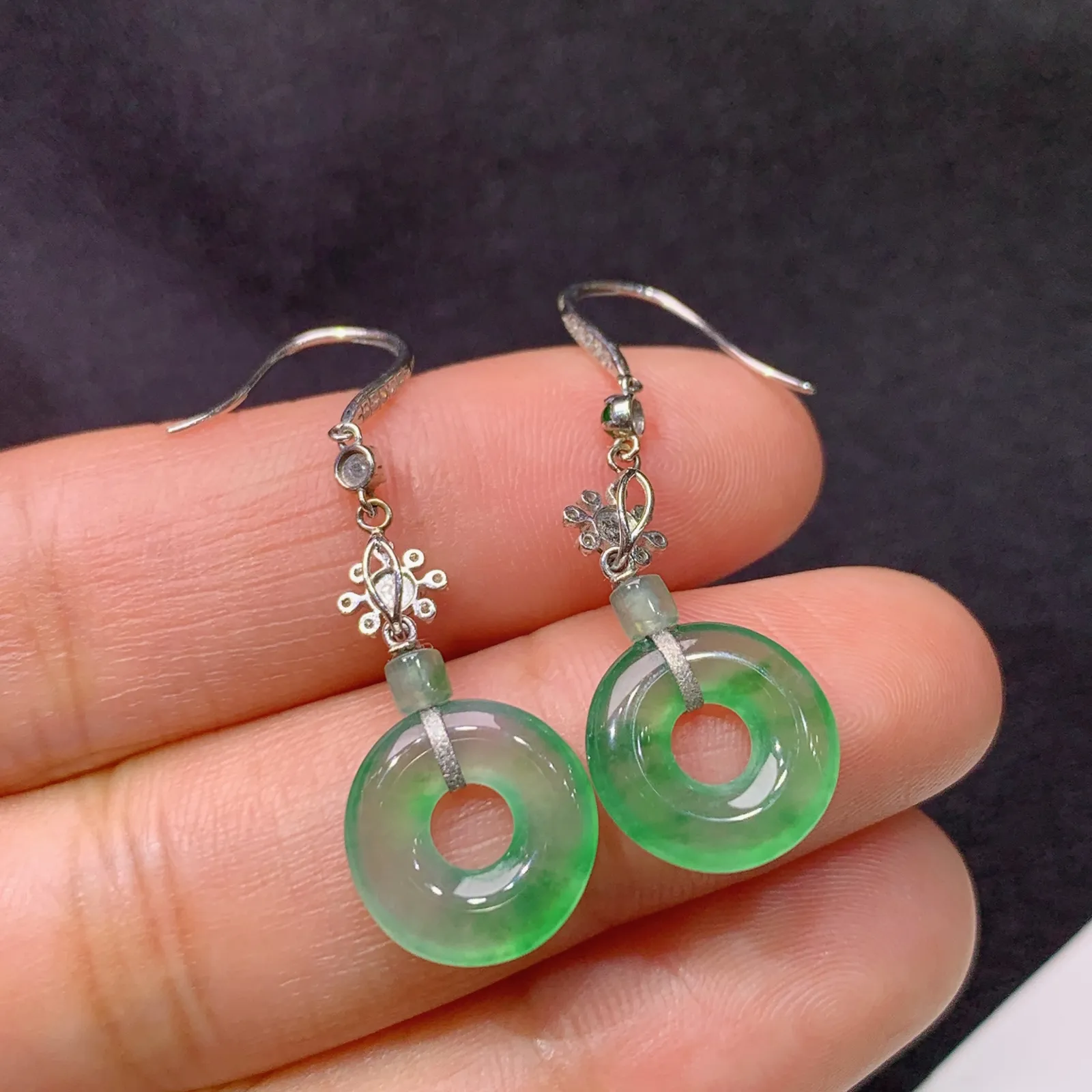 冰飘绿甜甜圈耳坠，18k金镶嵌，简约时尚，冰润色阳，种水足 尺寸11.4*2