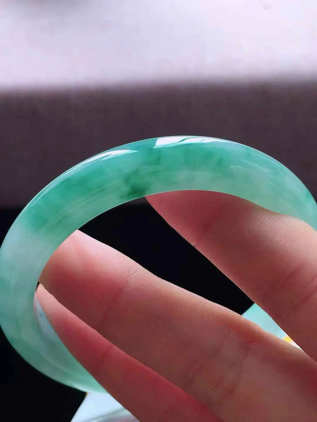 【翡翠名称】老种冰飘花55.3正圈口翡翠手镯
【翡翠尺寸】55.2*9.8*8mm适合54-56正圈口佩戴
【翡翠描述】缅甸天然翡翠A货，种老水足，玉质细腻，色泽靓丽，性价比高，佩戴效果好！