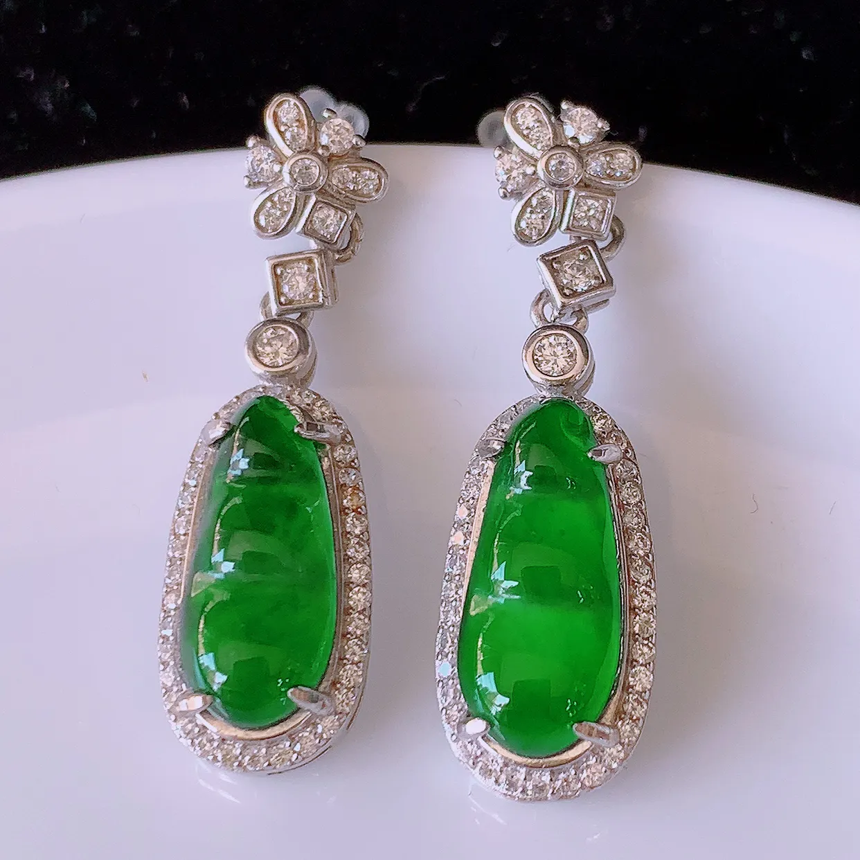 冰透满绿翡翠925银镶嵌耳坠，自然光实拍，翠色灵动，颜色漂亮，种老水足，品相佳，佩戴佳品！#97.7整体30.5-9*5.2裸石14.5*6.5