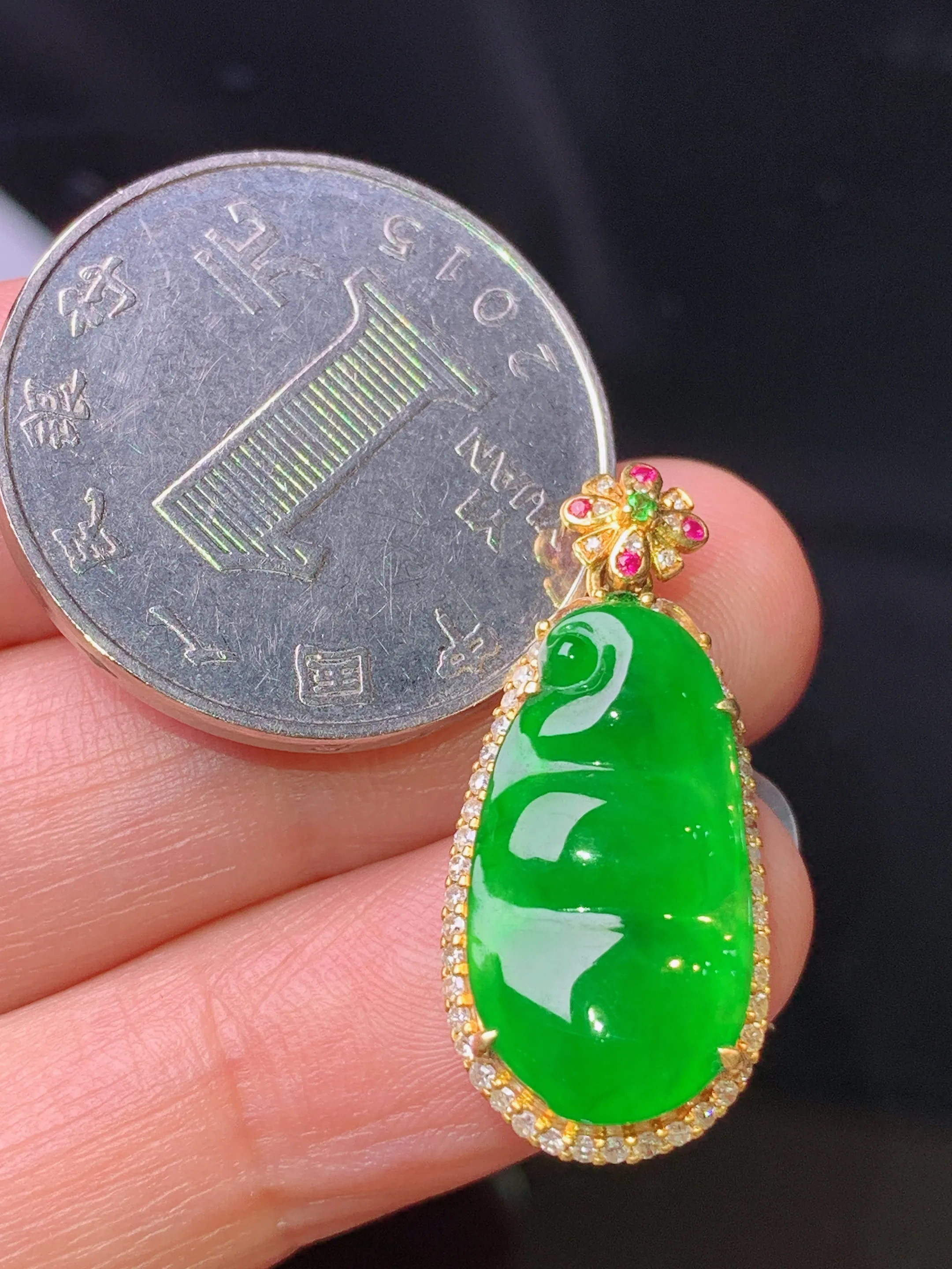 18k金钻镶嵌满绿四季豆吊坠 玉质细腻 水润亮眼 色泽艳丽 整体尺寸27.3*12*6.5