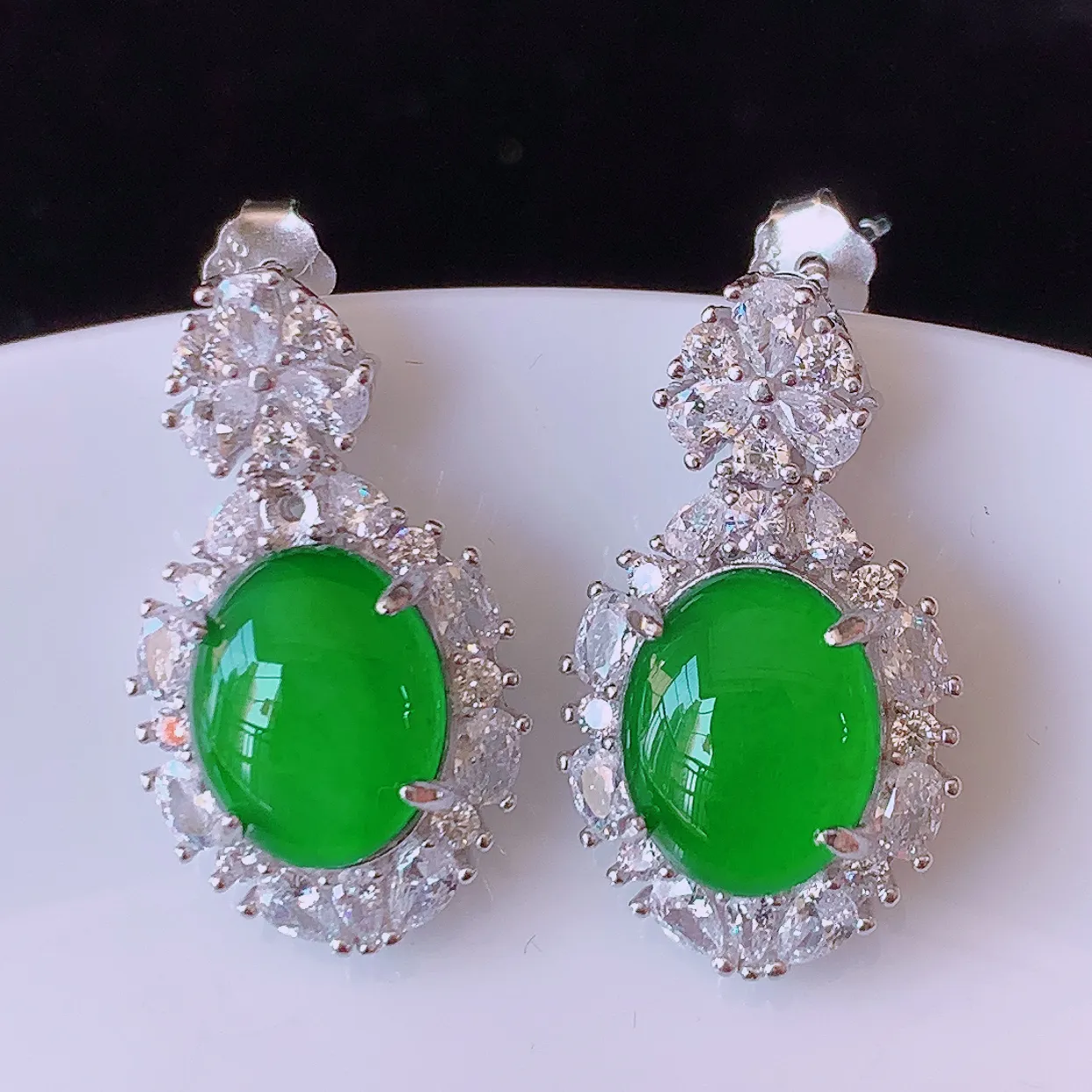 冰透满绿翡翠925银镶嵌耳坠，自然光实拍，翠色灵动，颜色漂亮，种老水足，品相佳，佩戴佳品！#97.7整体22*12.5*6.5裸石10*7.8