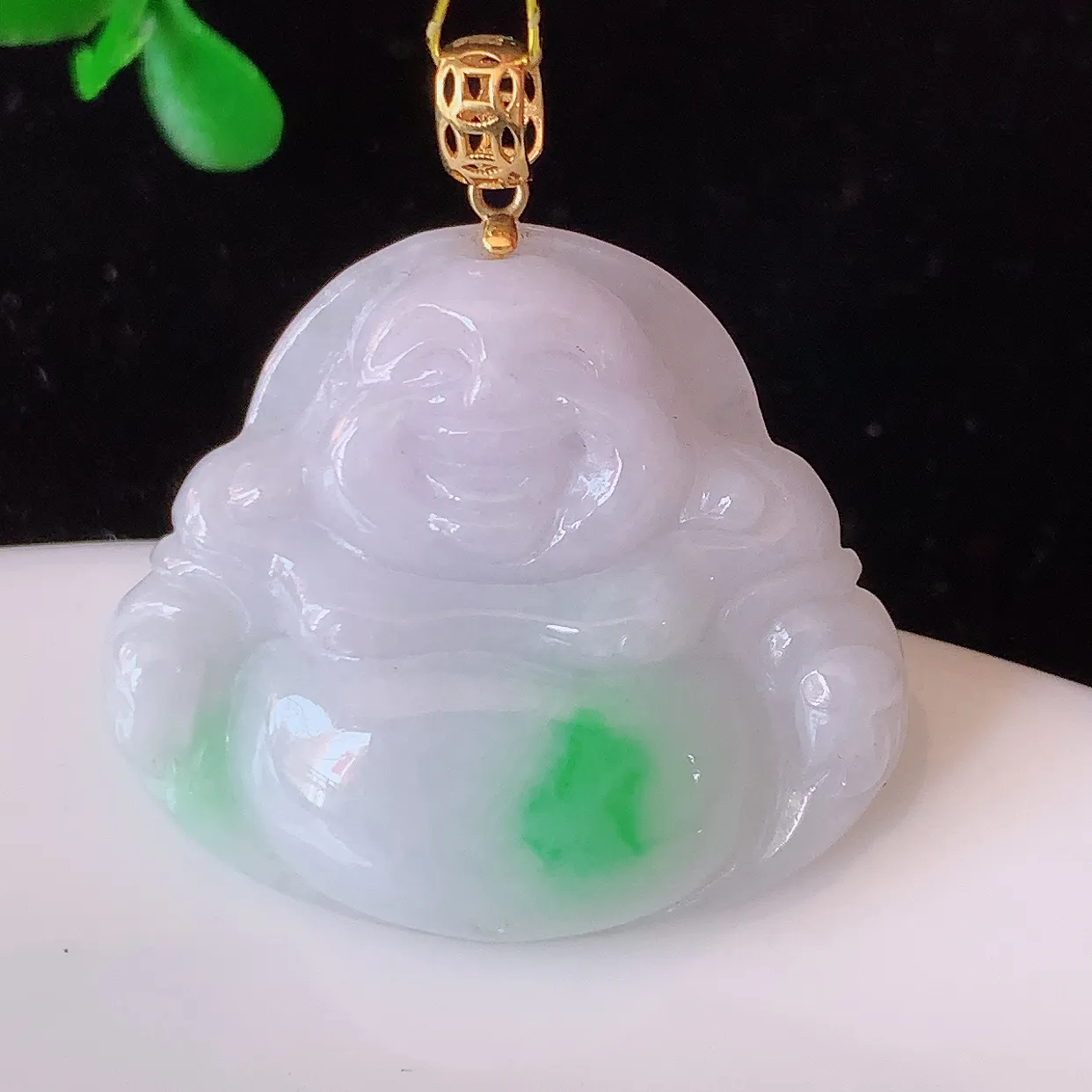 18k金镶嵌冰润飘阳绿翡翠佛公吊坠，款式新颖，佩戴效果时尚出众，尽显气质，水润精细，美感十足。#35.7