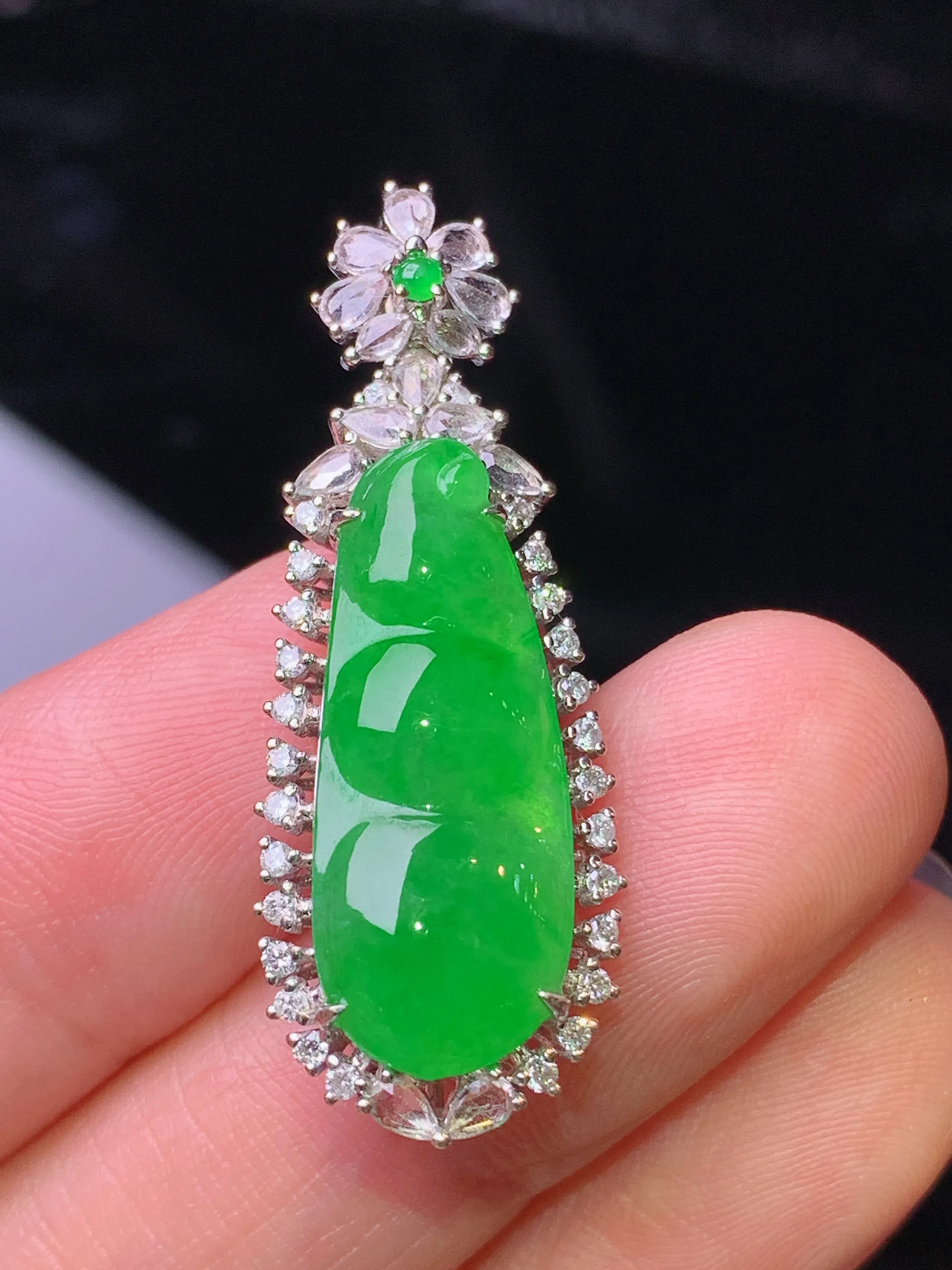 18k金钻镶嵌满绿四季豆吊坠 玉质细腻 水润亮眼 色泽艳丽 整体尺寸35.5*13*6.5