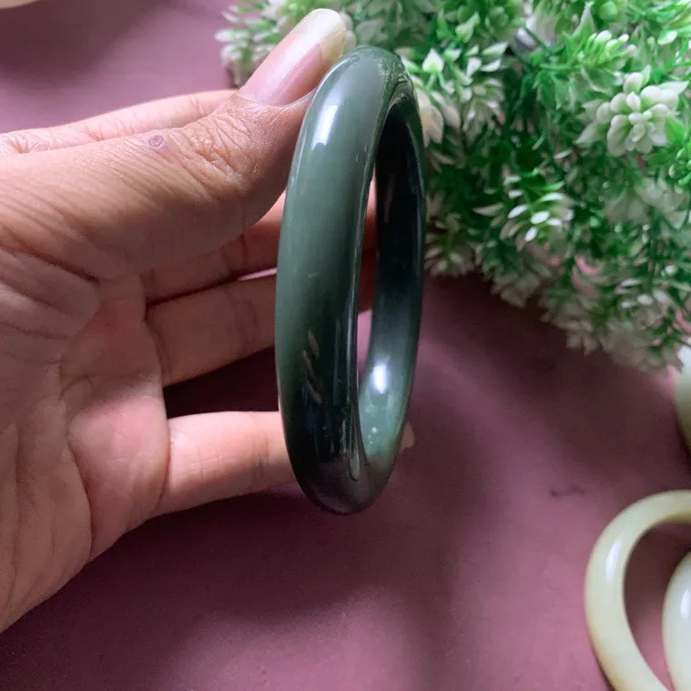 和田玉62.5圈口瓷蓝色手镯，玉质细腻油润 底色纯净 脂粉好，品质高。