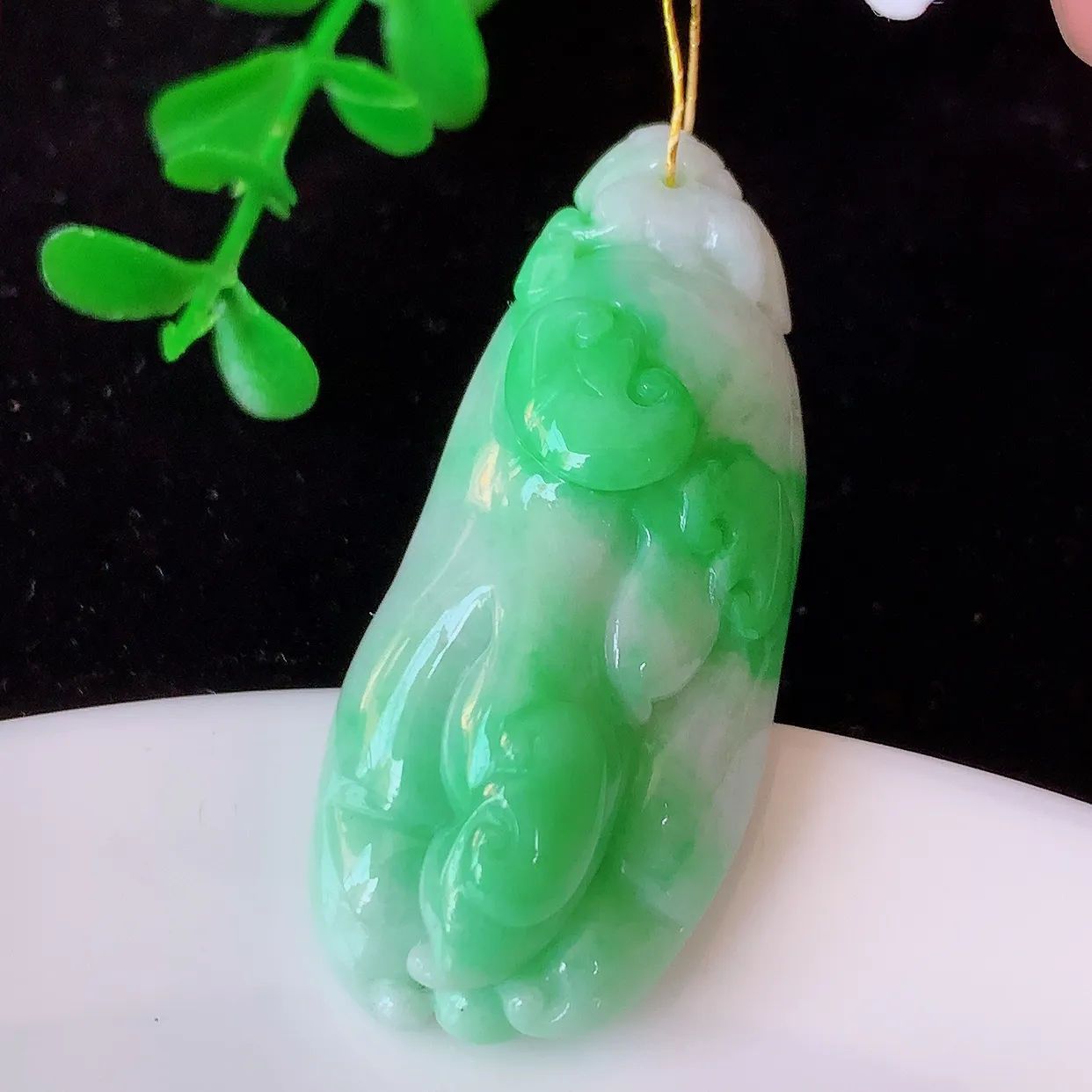 自然光实拍，冰润飘绿翡翠佛手瓜吊坠，翠色灵动，种老水足，寓意好，品相佳，佩戴佳品！#35.7