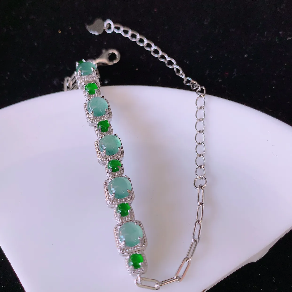 冰透满绿翡翠925银镶嵌手链，自然光实拍，翠色灵动，颜色漂亮，种老水足，品相佳，佩戴佳品！#97.7取一整体6.5*6*5.6裸石5*5