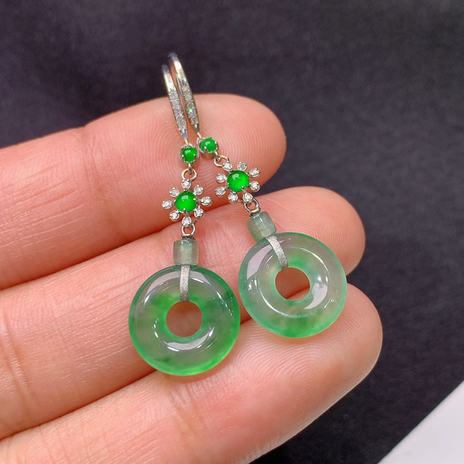 冰飘绿甜甜圈耳坠，18k金镶嵌，简约时尚，冰润色阳，种水足 尺寸11.4*2