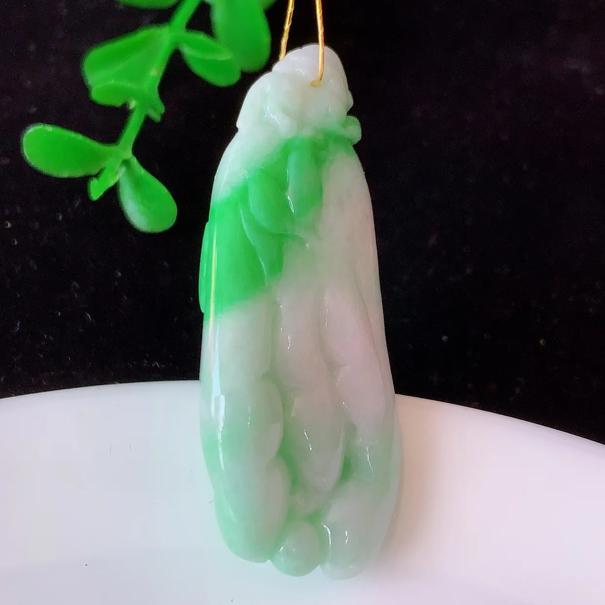 自然光实拍，冰润飘绿翡翠佛手瓜吊坠，翠色灵动，种老水足，寓意好，品相佳，佩戴佳品！#35.7