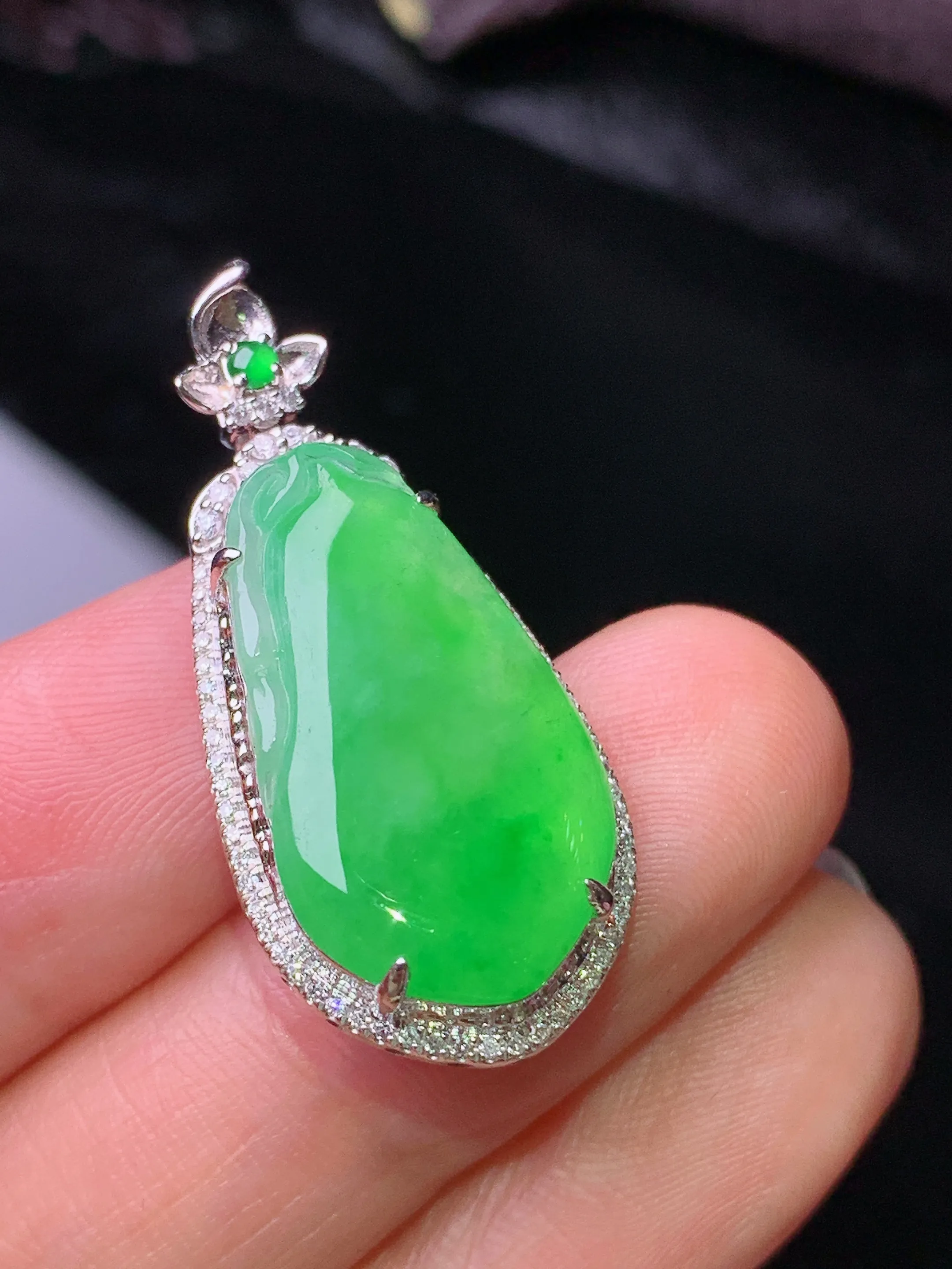 18k金钻镶嵌翠绿福瓜吊坠 玉质细腻 水润亮眼 色泽艳丽 整体尺寸32.2*14.6*7