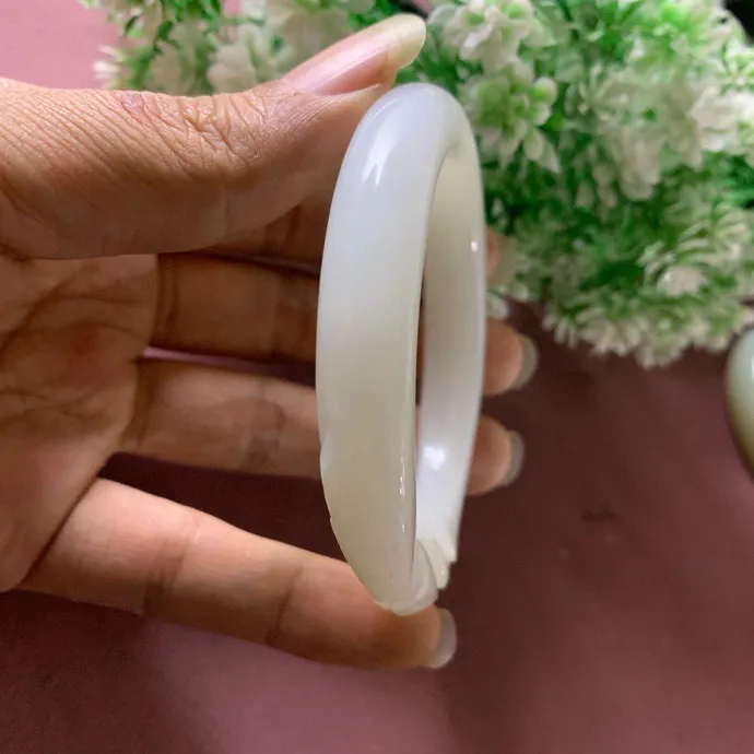 55.5圈口和田玉羊脂白雕花手镯，无裂无杂无结构无水线，精品白玉手镯，【挽间柔情】，镯型古朴典雅。在诗情画意的雨巷相遇，你是我腕间的一抹风情，有你眸有深情.清风荡漾湖间静水，我愿俯身低眉，在烟波涟漪处寻你
