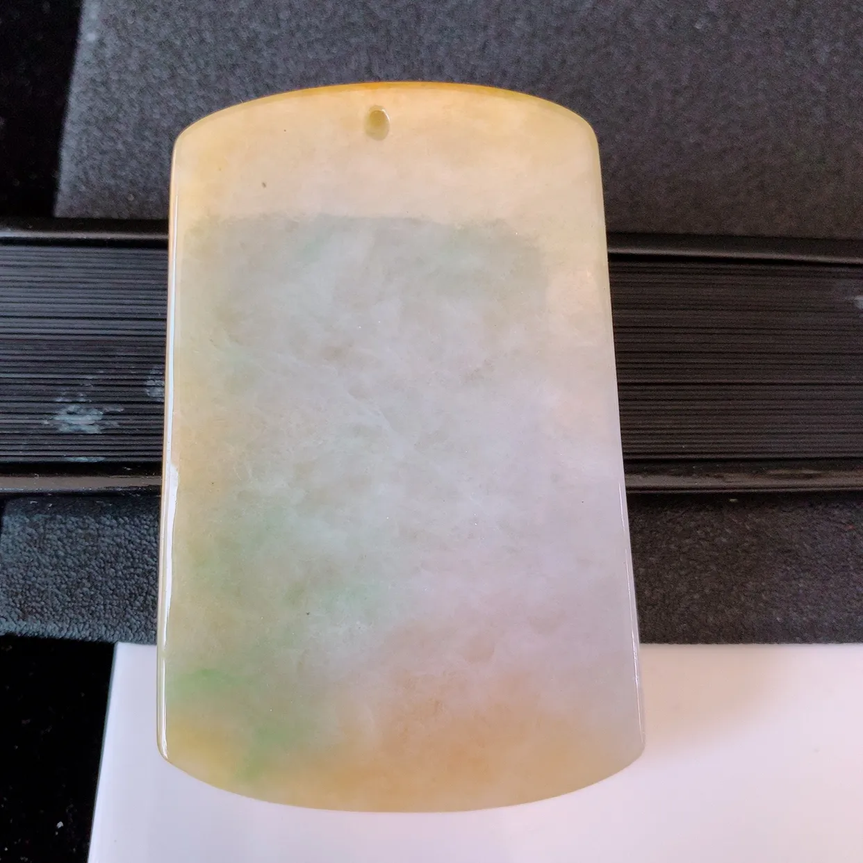 自然光实拍，冰润黄翡双彩翡翠祥龙观音菩萨吊坠，赐福翡翠观音，翠绿迷人，观音面相端庄，佩戴时尚出众！#60.7