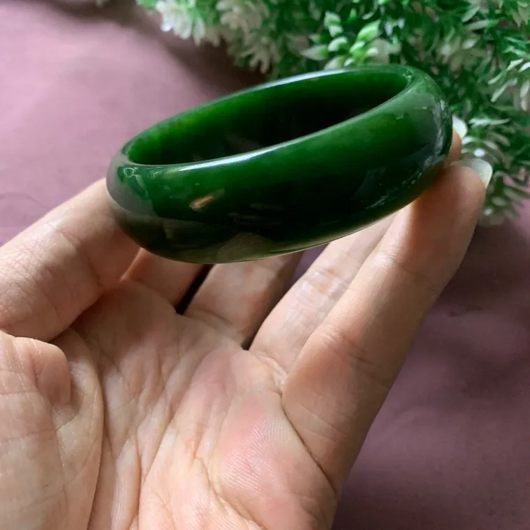 宽版，和田玉碧玉59.5圈口菠菜绿宽版手镯！玉质细腻油润 底色纯净 脂粉好，品质高。