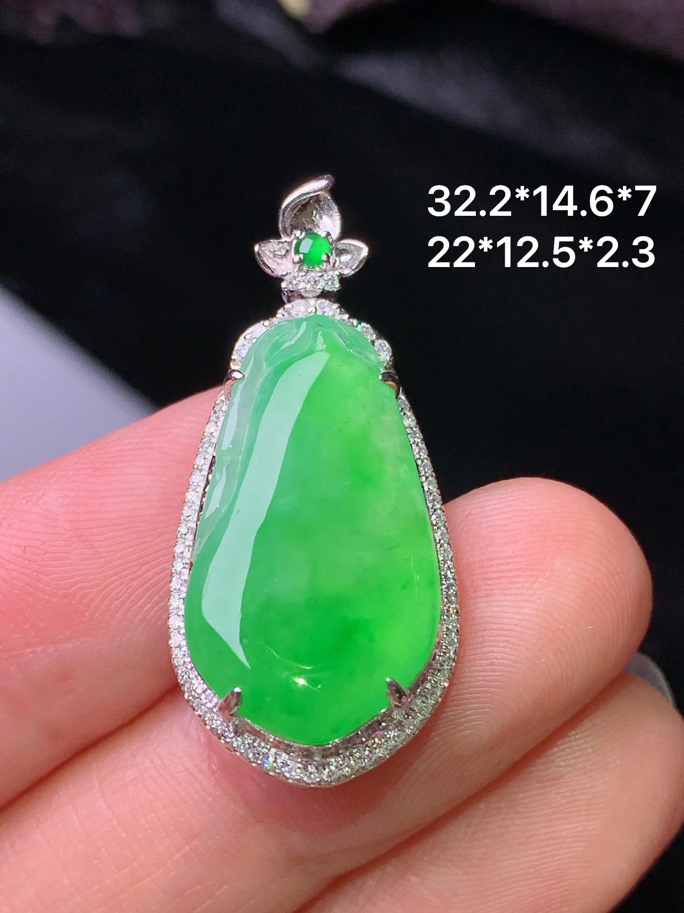 18k金钻镶嵌翠绿福瓜吊坠 玉质细腻 水润亮眼 色泽艳丽 整体尺寸32.2*14.6*7