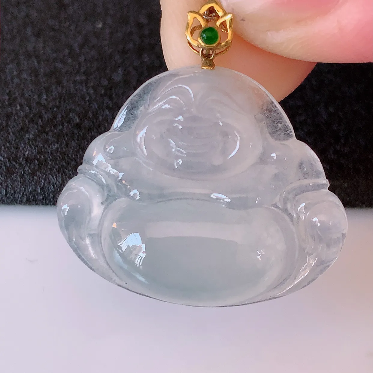 自然光实拍，18K金镶嵌冰种翡翠佛公吊坠，冰透饱满， 佛公亦保平安，寓意有福（佛公）相伴，品相佳，配