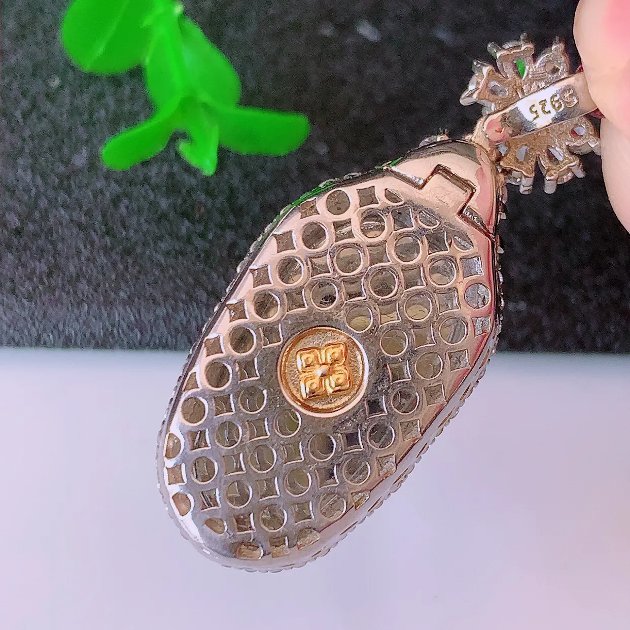 冰透满绿翡翠925银镶嵌叶子吊坠，自然光实拍，翠色灵动，颜色漂亮，种老水足，品相佳，佩戴佳品！#97.7整体38.5*15.8*7.8裸石23*13