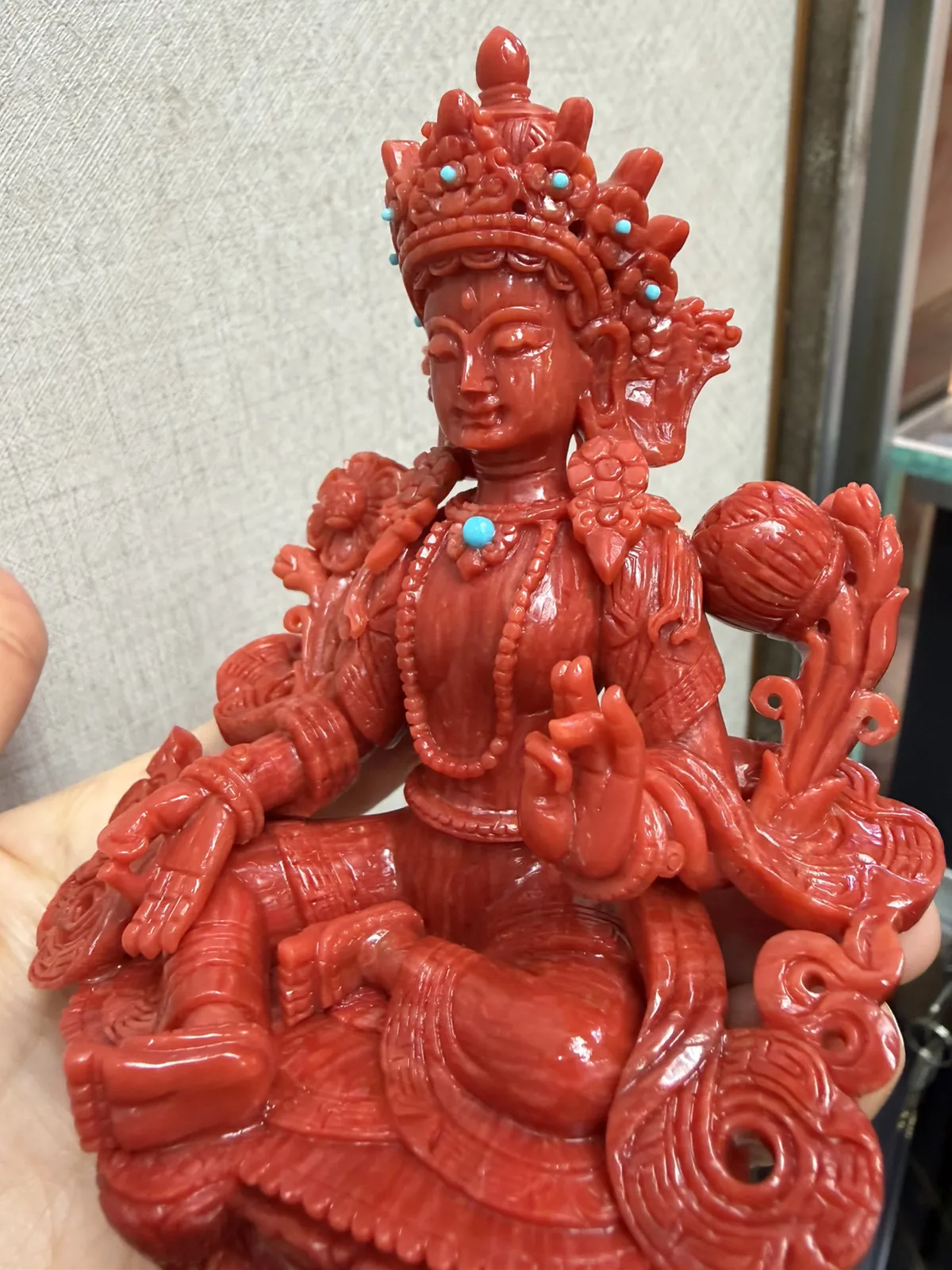 【天然红珊瑚拼接绿镀母中号摆件】意大利产地，沙丁珊瑚料，深红颜色，釆用台湾拼接手工工艺，精雕细镂，底部有开孔可藏经文，手工工序复杂，高约108mm，宽约86mm，厚49mm，重量141.2克。天然美松点缀！可手持红珊瑚沙丁大枝拼接绿镀母。收藏供奉价值高！