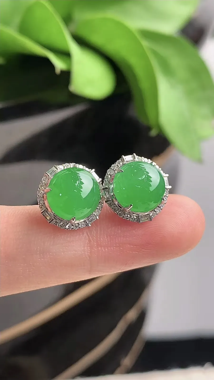 a货翡翠老坑冰种18K金伴钻镶嵌阳绿蛋面耳钉 尺寸8.2mm 重量3.15g 1208