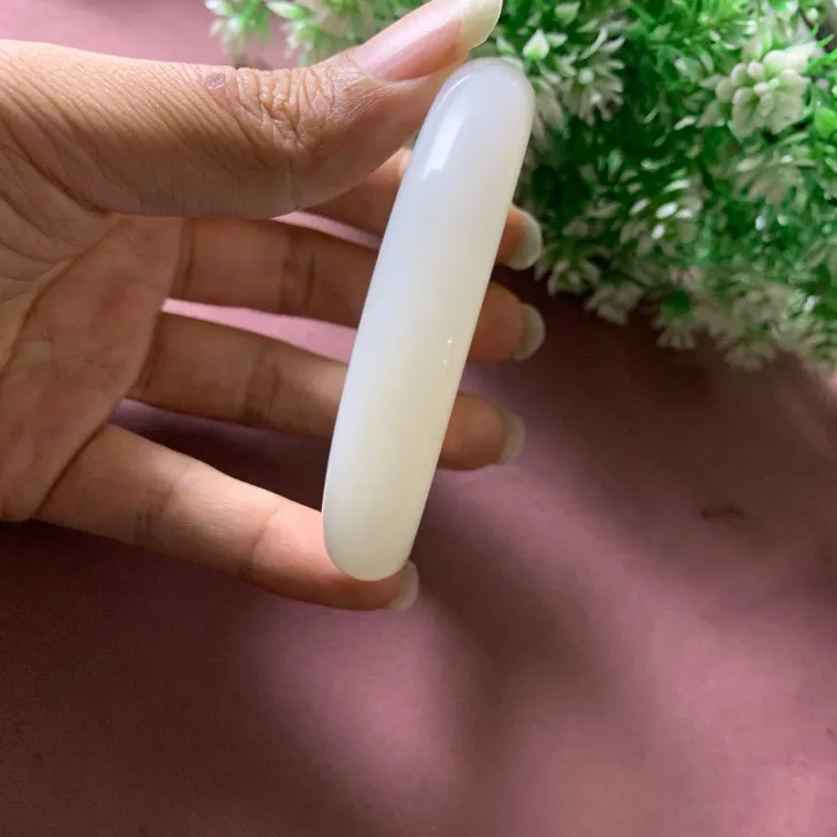 59圈口和田玉冰白色羊脂白宽条手镯【挽间柔情】，镯型古朴典雅。在诗情画意的雨巷相遇，你是我腕间的一抹风情，有你眸有深情.清风荡漾湖间静水，我愿俯身低眉，在烟波涟漪处寻你。规格59/13