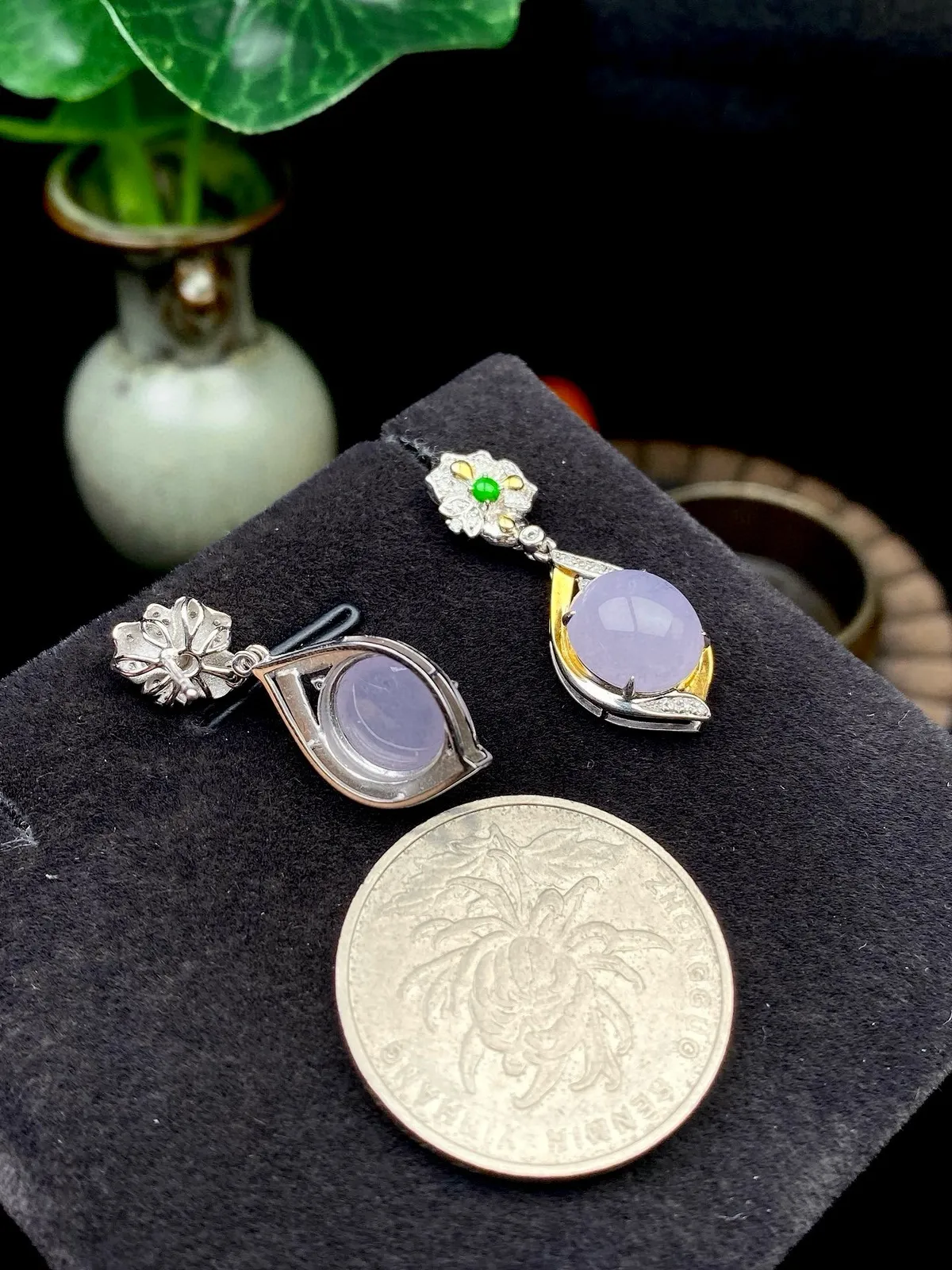 【冰种紫蛋面耳坠】质地细腻，色泽鲜亮，光泽度不错，18k金钻镶嵌，裸石尺寸9.8*9.2*4.9毫米