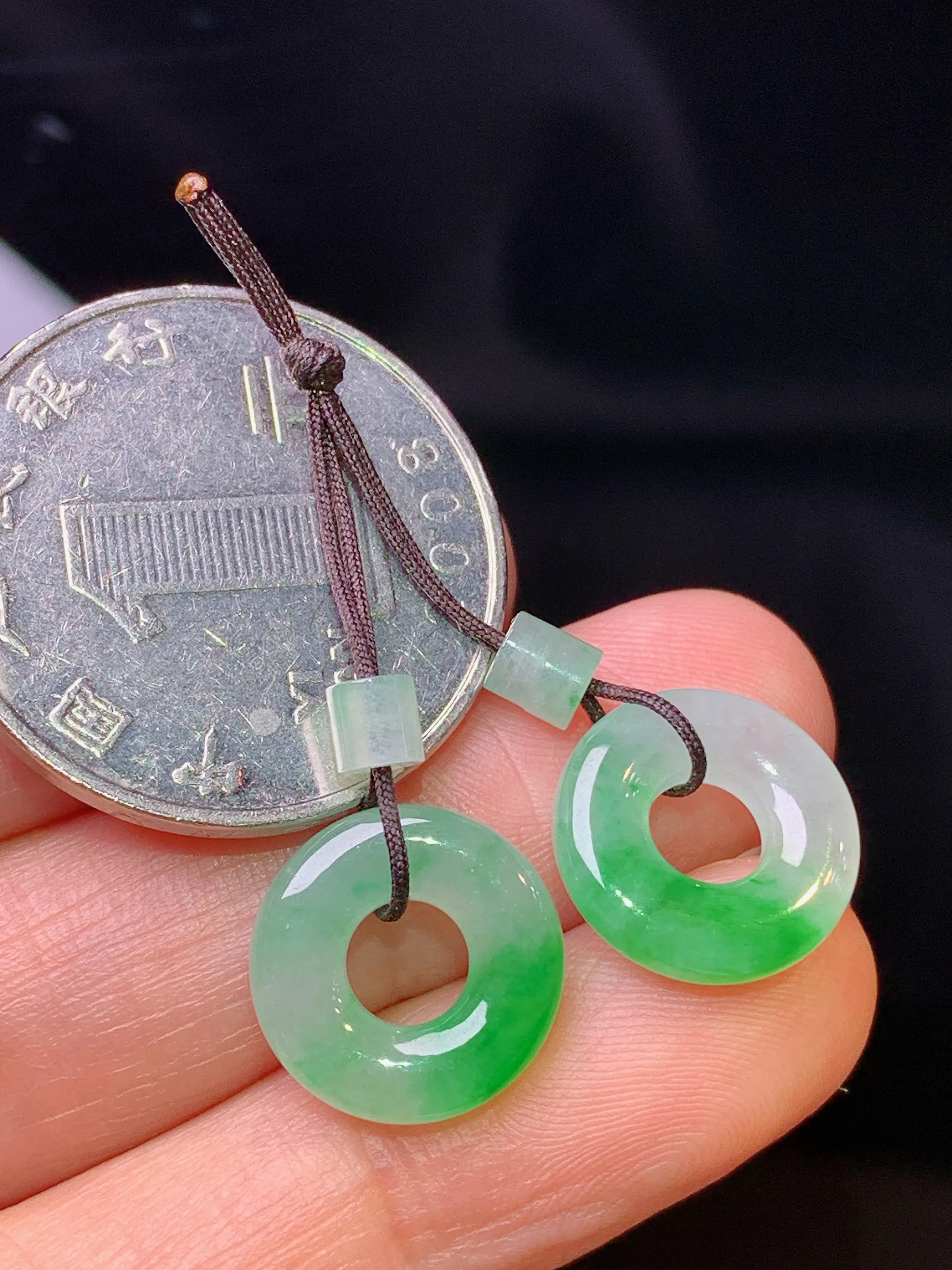 飘绿平安环一对 玉质细腻 水润亮眼 色泽艳丽 整体尺寸13*3.3