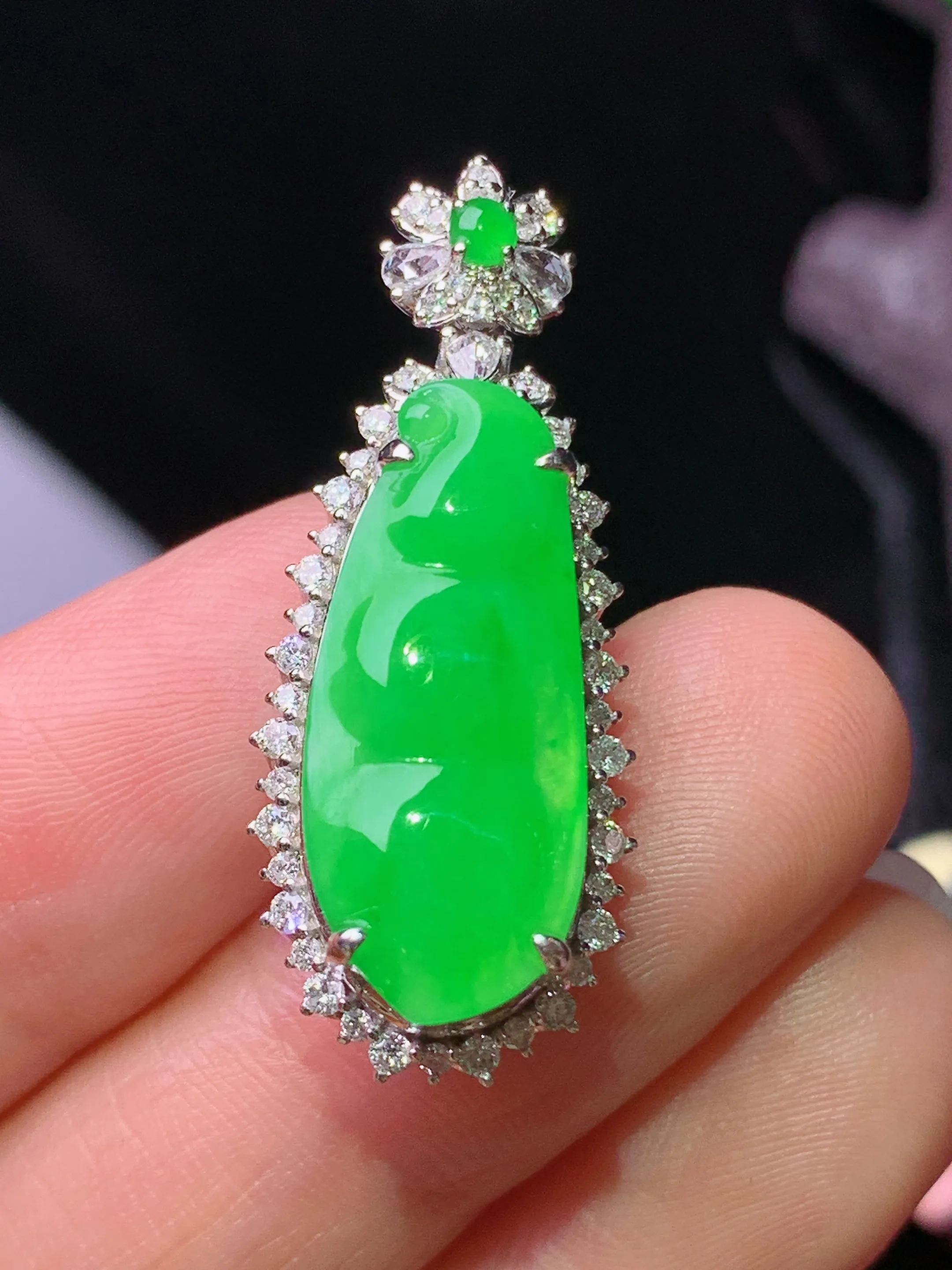 18k金钻镶嵌满绿四季豆吊坠 玉质细腻 水润亮眼 色泽艳丽 整体尺寸32.5*13*10.2