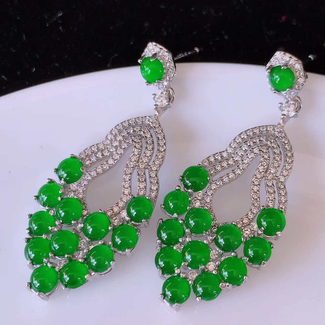 冰透满绿翡翠925银镶嵌耳坠，自然光实拍，翠色灵动，颜色漂亮，种老水足，品相佳，佩戴佳品！#97.7