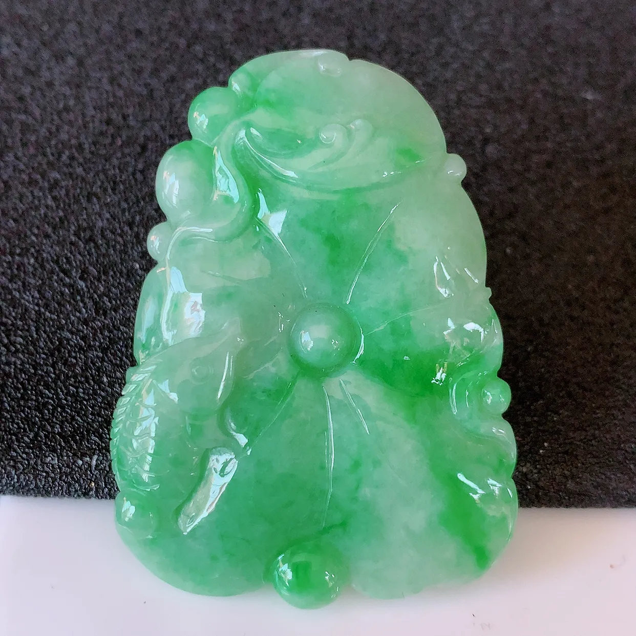 自然光实拍，冰飘绿翡翠荷叶鱼、和和美美玉坠，财源广进，自然隐逸、荷本是素不着尘之物，有和美之寓意。#05.7