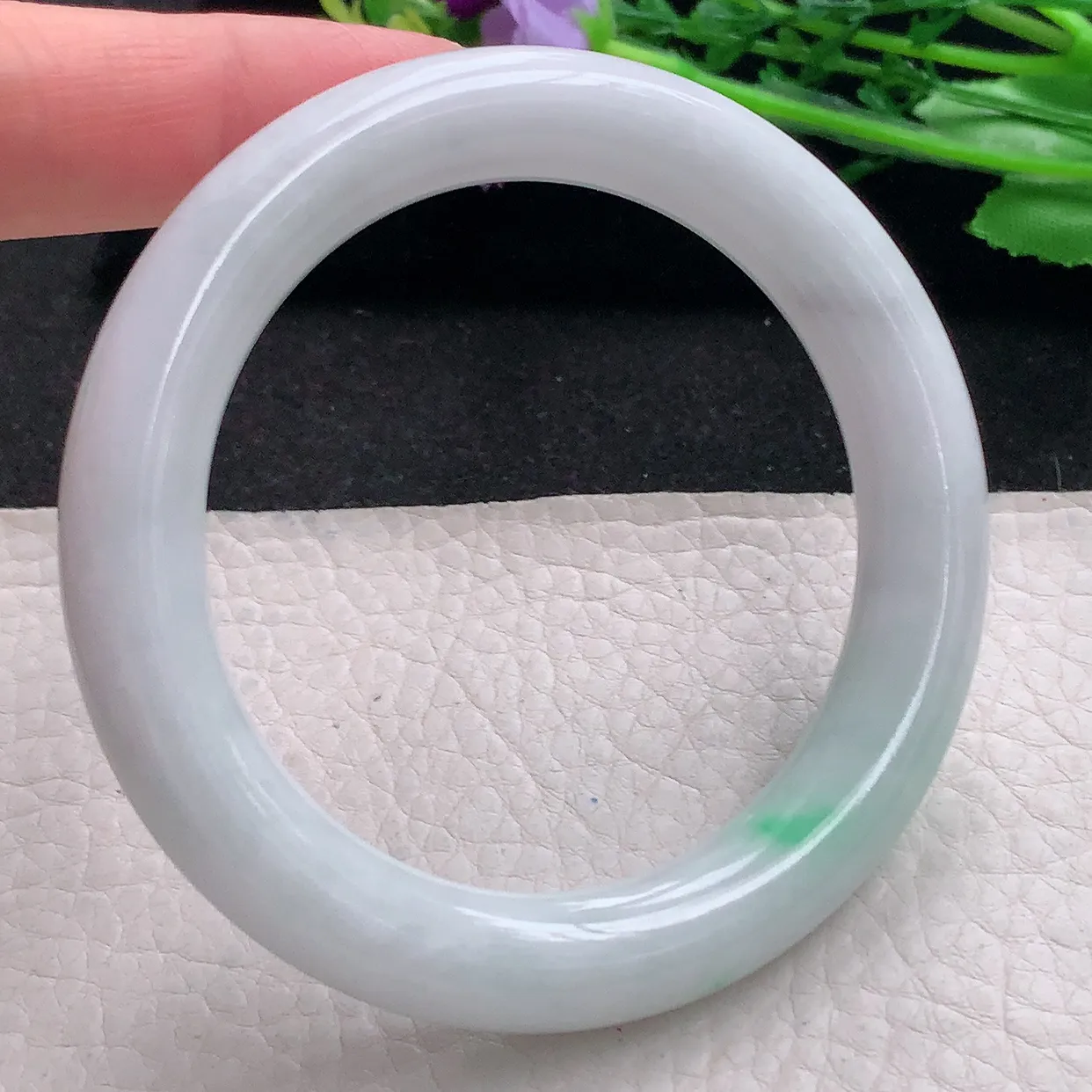 xx自然光56*11*10.5美人镯 翡翠a货玉手镯白底青圆条珠宝玉手环