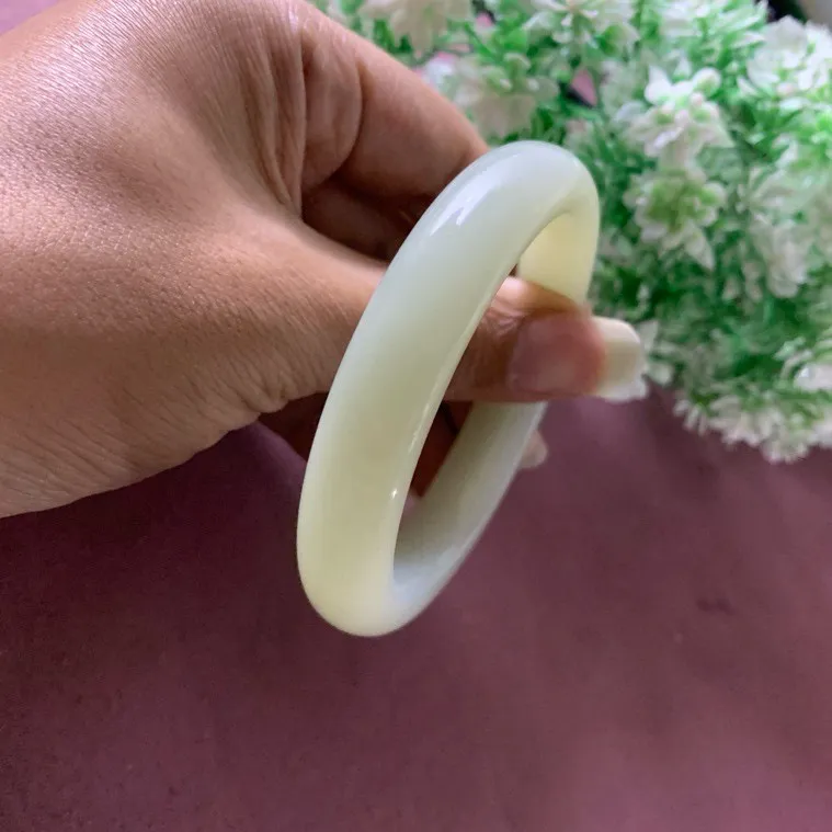 57圈口和田玉晴水色宽条手镯，精品白玉手镯，【挽间柔情】，镯型古朴典雅。在诗情画意的雨巷相遇，你是我腕间的一抹风情，有你眸有深情.清风荡漾湖间静水，我愿俯身低眉，在烟波涟漪处寻你