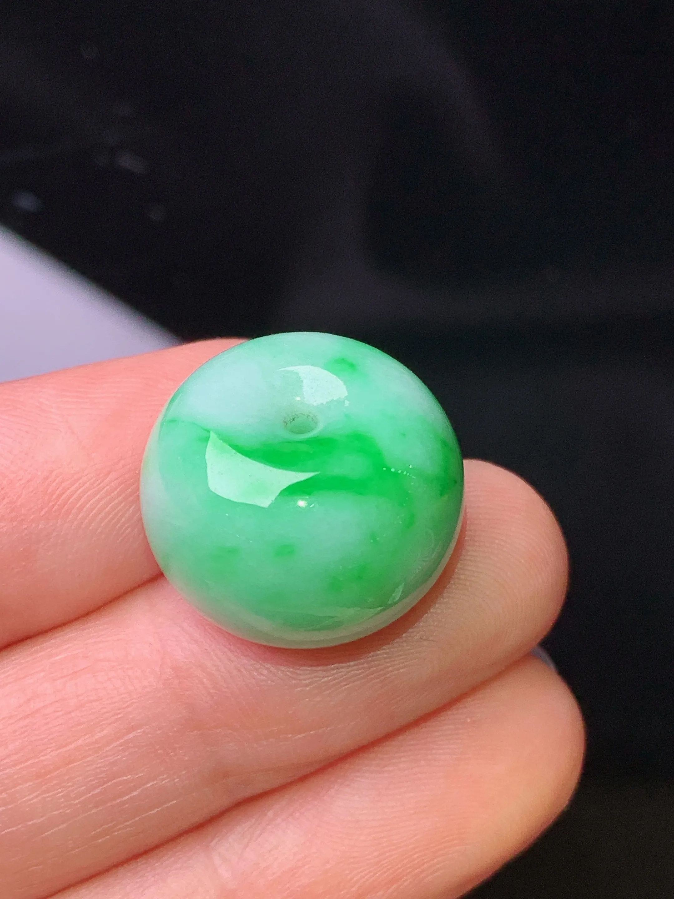 翠绿路路通吊坠 玉质细腻 水润亮眼 色泽艳丽 整体尺寸17.6*13