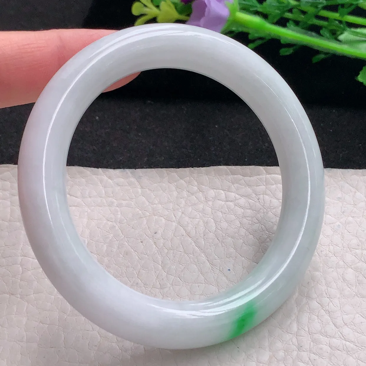 xx自然光56*11*10.5美人镯 翡翠a货玉手镯白底青圆条珠宝玉手环