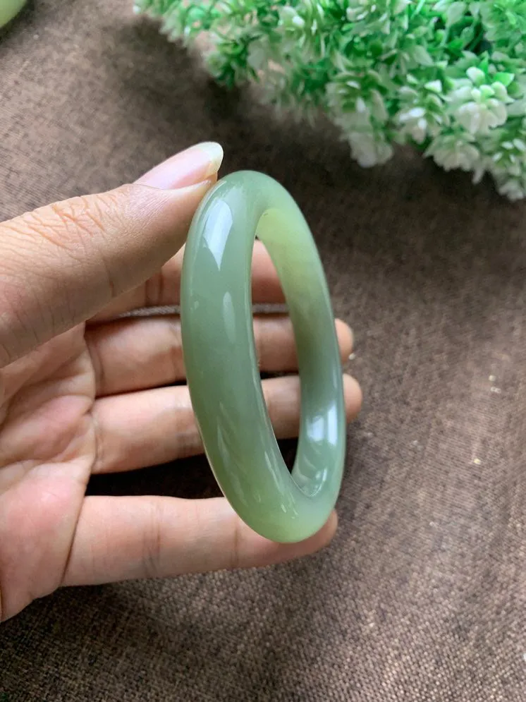 和田玉56.5圈口清水色手镯，玉质细腻油润 底色纯净 脂粉好，品质好。