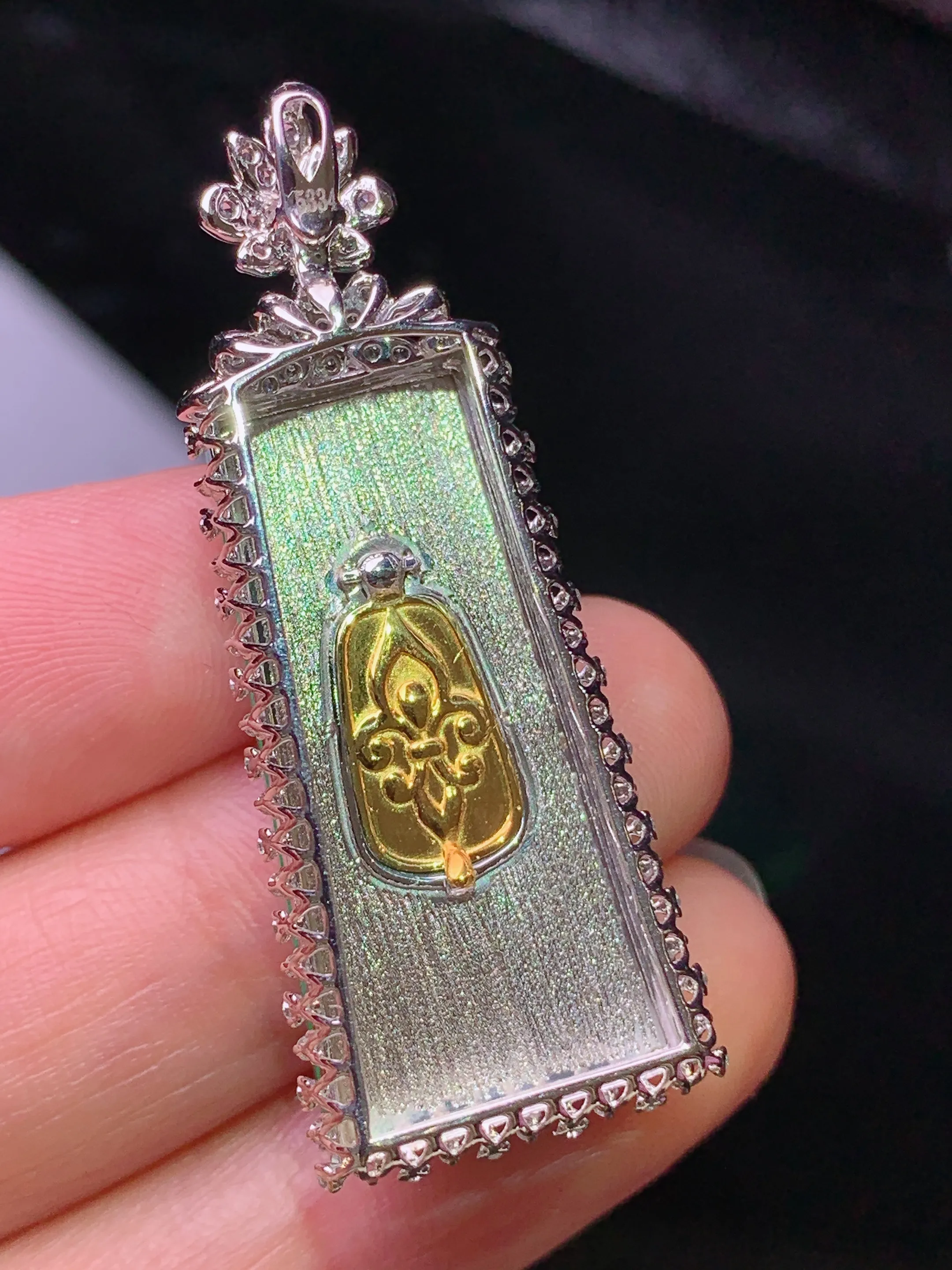 18k金钻镶嵌翠绿无事牌吊坠 玉质细腻 水润亮眼 色泽艳丽 整体尺寸42.5*16.6*8.8