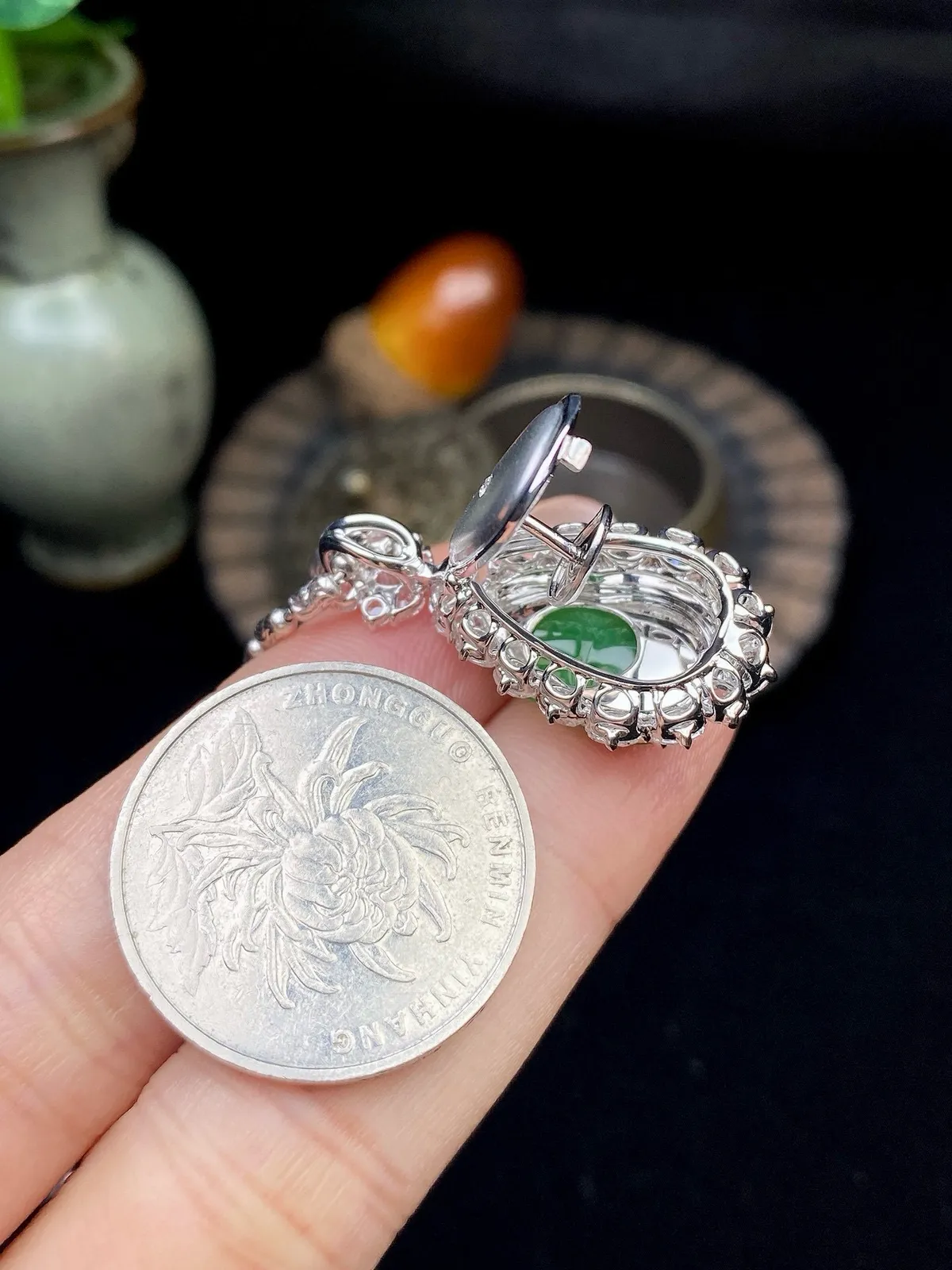 【冰种满绿葫芦吊坠】种水色俱全，冰透闪亮，通透感饱满度很好，18k金钻豪华镶嵌，裸石尺寸15.8*11.2*3.4毫米