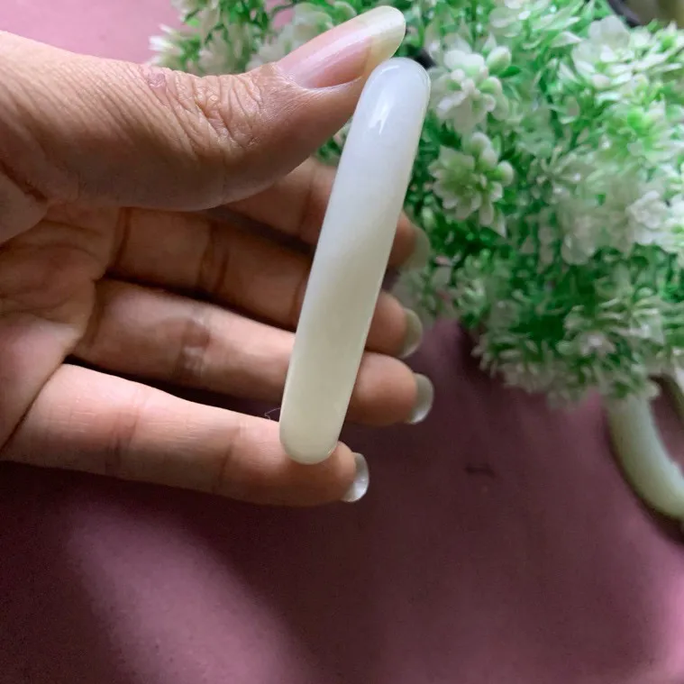 53.5圈口和田玉羊脂白手镯，精品白玉手镯，【挽间柔情】，镯型古朴典雅。在诗情画意的雨巷相遇，你是我腕间的一抹风情，有你眸有深情.清风荡漾湖间静水，我愿俯身低眉，在烟波涟漪处寻你