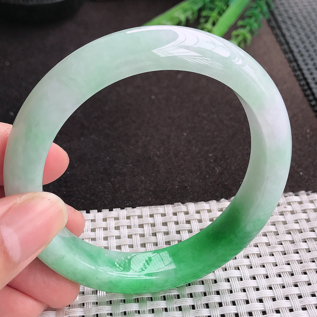 天然A货翡翠61.5/13/9.6老坑精美温润飘阳绿手镯大圈口宽边玉镯