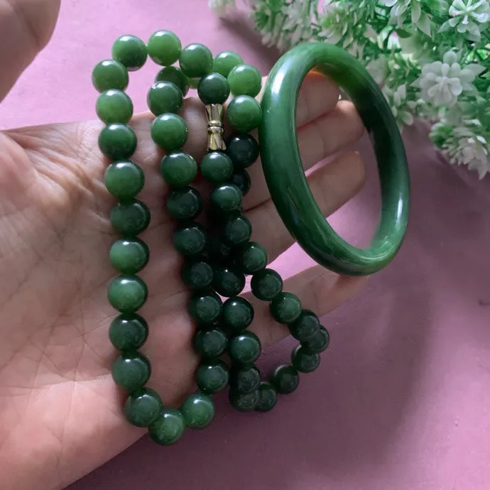 套装，58.5圈口和田玉碧玉菠菜绿手镯加菠菜绿项链套装，【挽间柔情】，镯型古朴典雅。在诗情画意的雨巷相遇，你是我腕间的一抹风情，有你眸有深情.清风荡漾湖间静水，我愿俯身低眉，在烟波涟漪处寻你。规格58.5项链规格10