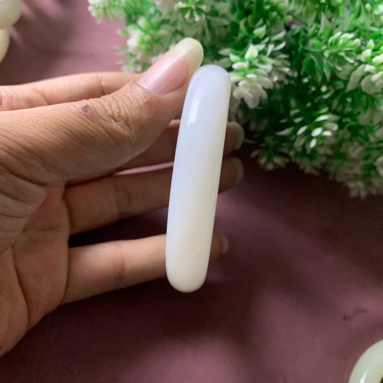 和田玉53圈口羊脂白手镯！玉质细腻油润 底色纯净 脂粉好，品质高。