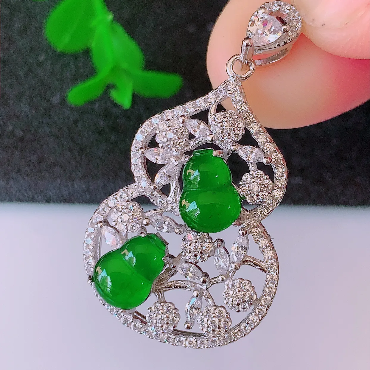 冰透满绿翡翠925银镶嵌葫芦吊坠，自然光实拍，翠色灵动，颜色漂亮，种老水足，品相佳，佩戴佳品！#97