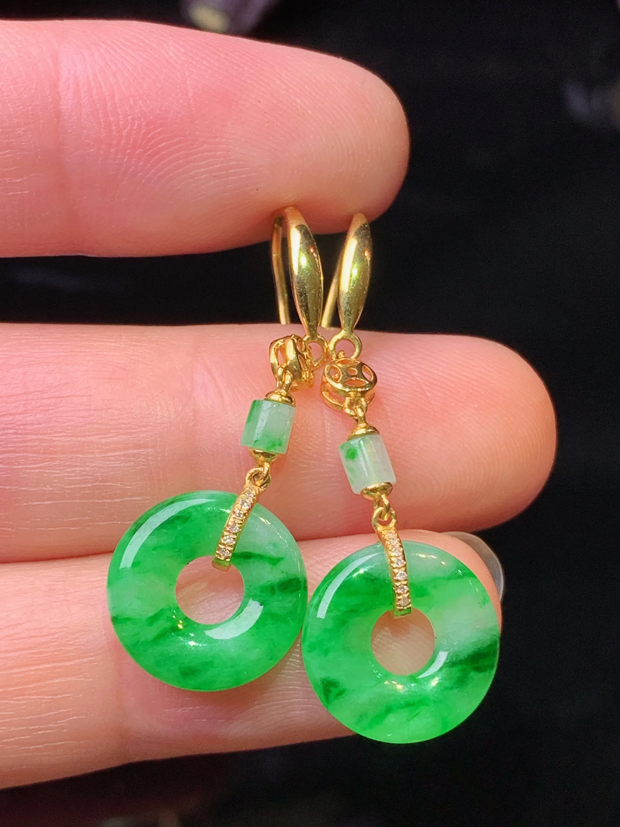 18k金钻镶嵌飘绿平安环耳坠 玉质细腻 水润亮眼 色泽艳丽 整体尺寸36.5*12*2.8