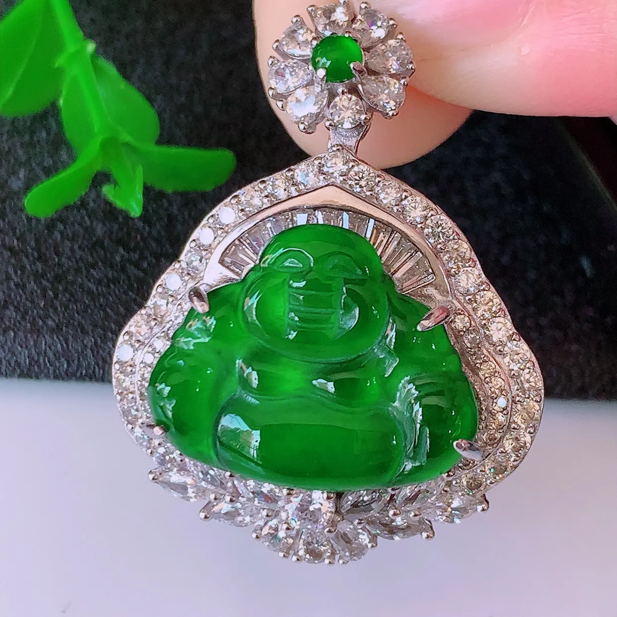冰透满绿翡翠925银镶嵌佛公吊坠，自然光实拍，翠色灵动，颜色漂亮，种老水足，品相佳，佩戴佳品！#97