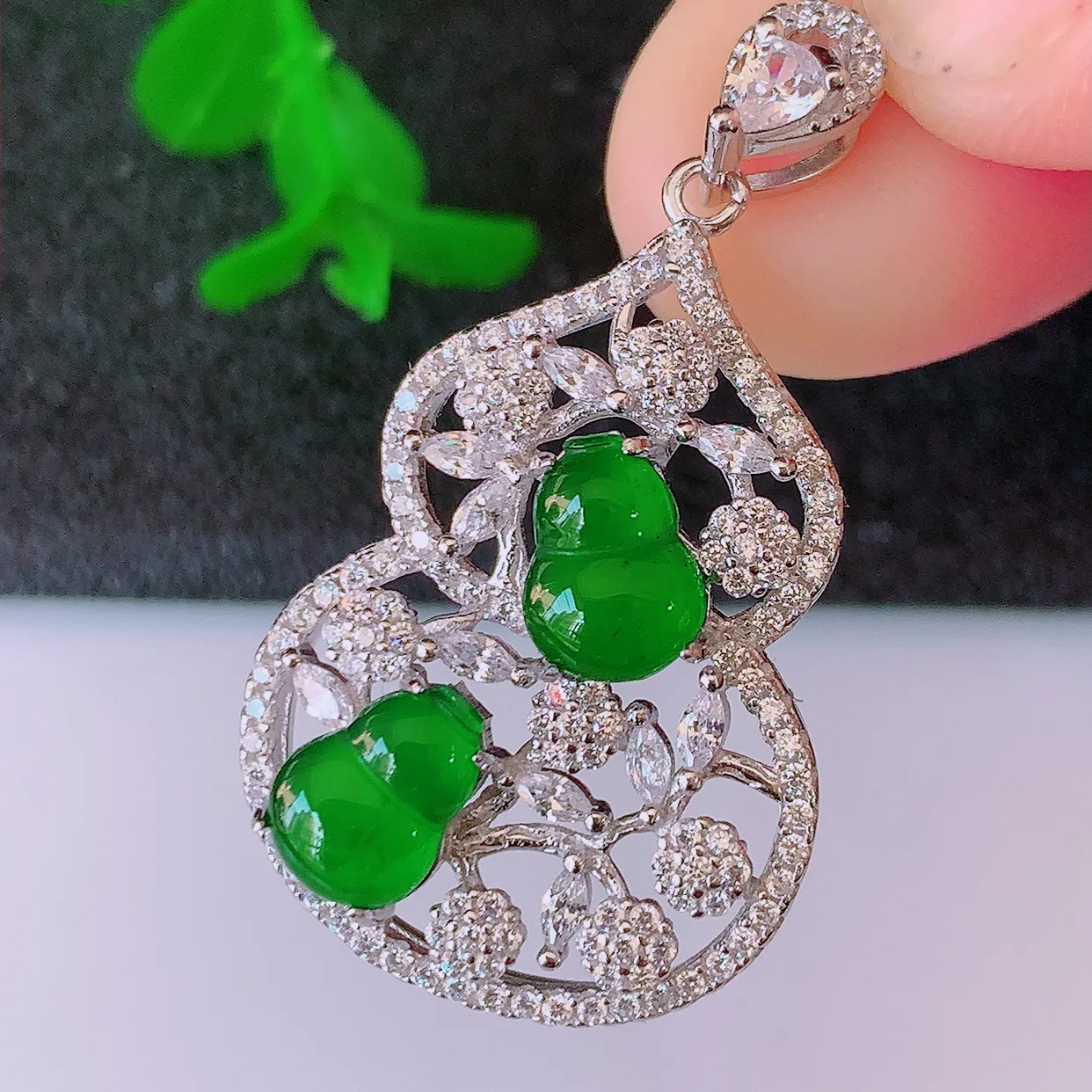 冰透满绿翡翠925银镶嵌葫芦吊坠，自然光实拍，翠色灵动，颜色漂亮，种老水足，品相佳，佩戴佳品！#97.7整体35*20*7.5裸石8*5.8