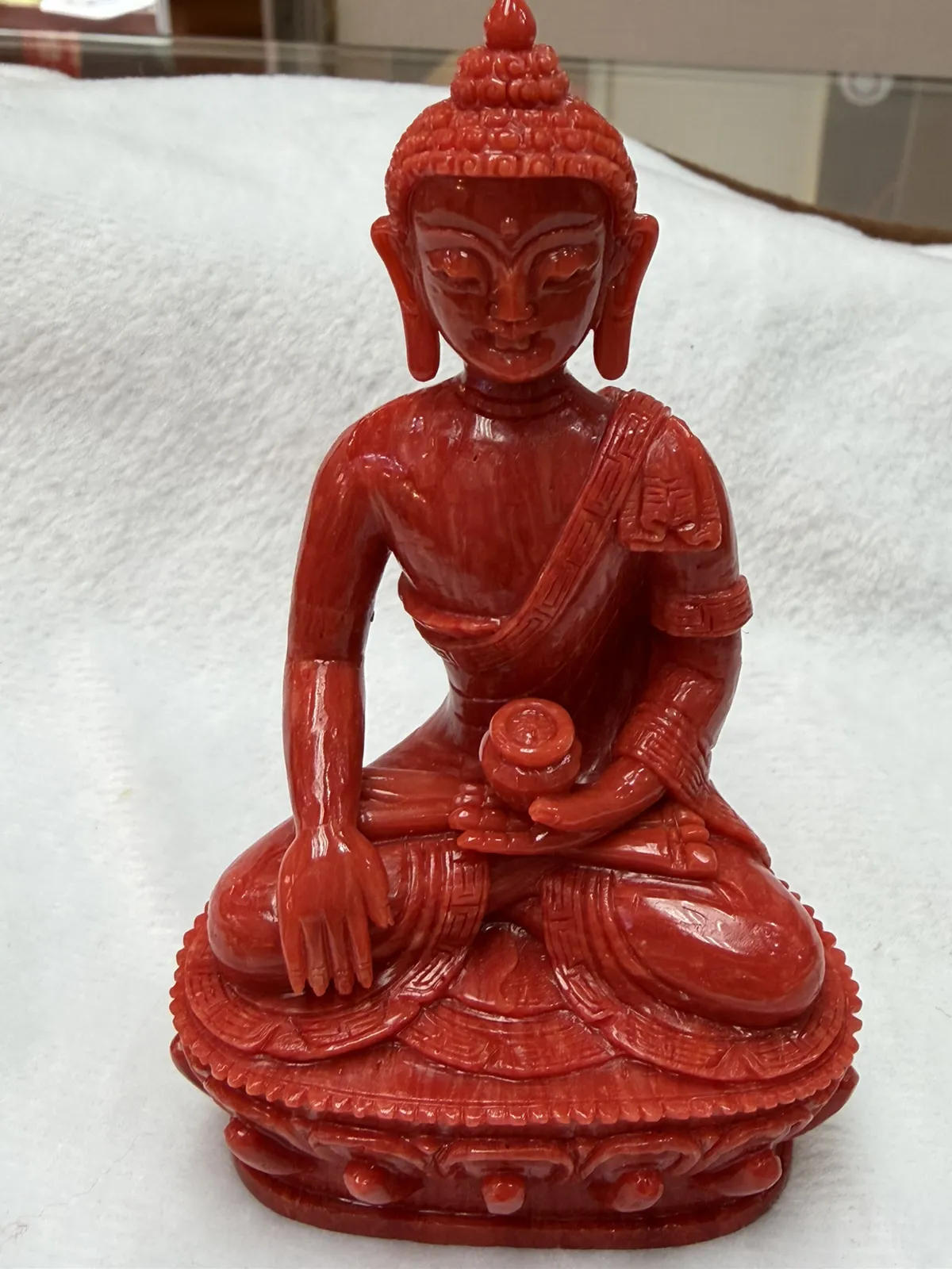 【红珊瑚释迦牟尼佛中号佛像摆件】佛祖庄严肃穆，佛像顶结高肉螺髻，髻顶可见顶严，双耳垂肩，脸型清秀，双