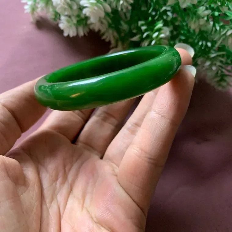 珍藏品，和田玉碧玉54.5圈口阳绿色手镯！玉质细腻油润 底色纯净 脂粉好，品质高。