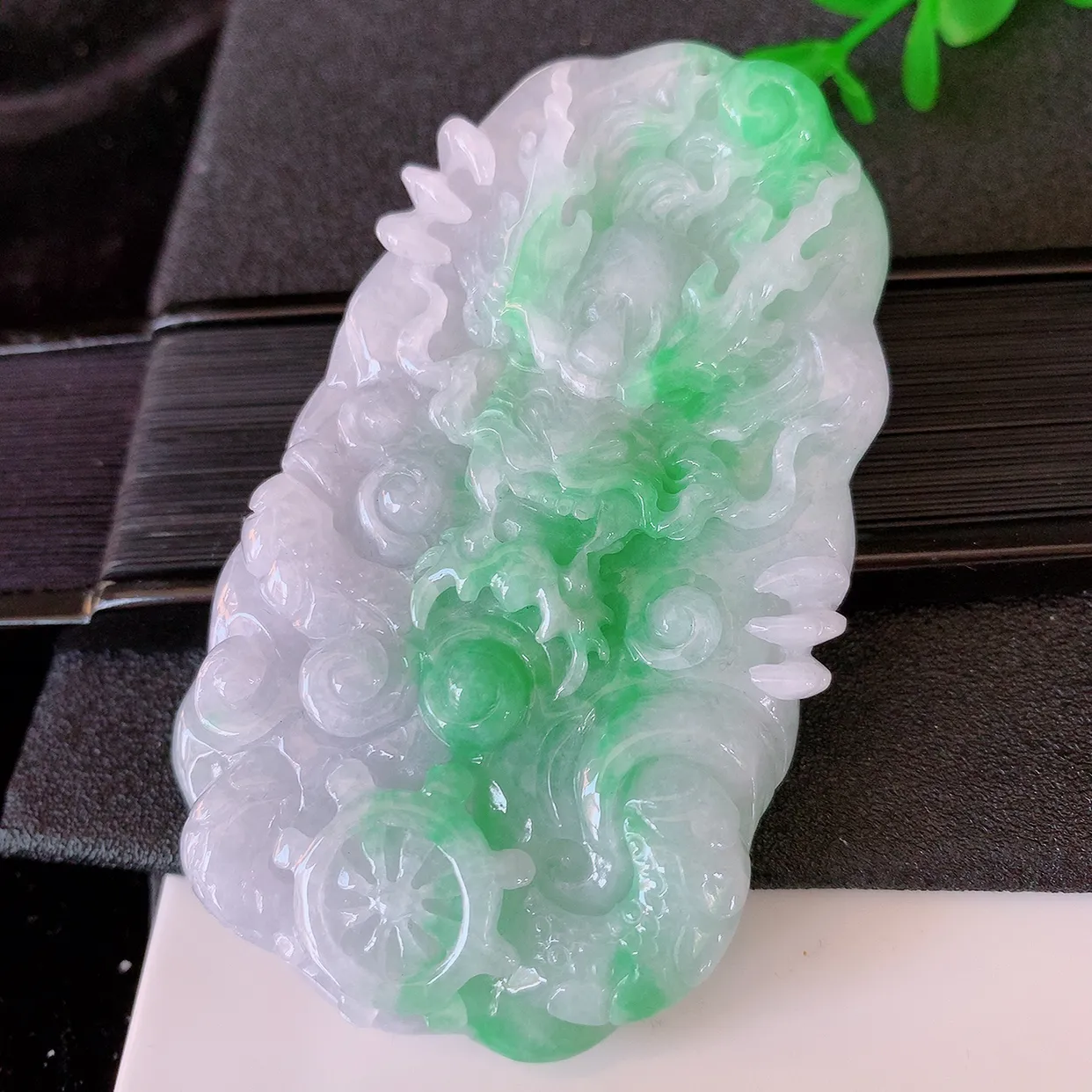 自然光实拍，精雕飘绿翡翠龙牌吊坠，龙行天下，雕工立体精湛，翡翠龙牌，种老水足，配戴霸气时尚，值得收藏!#39.7