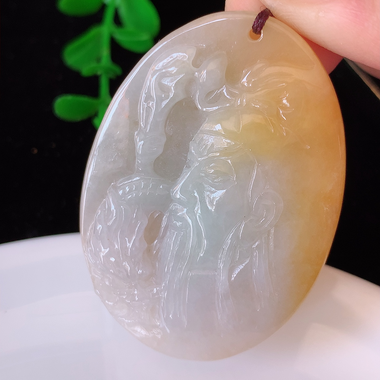 自然光实拍，冰润黄翡双彩翡翠关公吊坠。翡翠关公是生意人喜爱的财神爷，助您财运亨通，步步高升，关公威风凛凛中蕴含宽厚仁慈，质地细腻，佩戴上身非常大气！#60.7