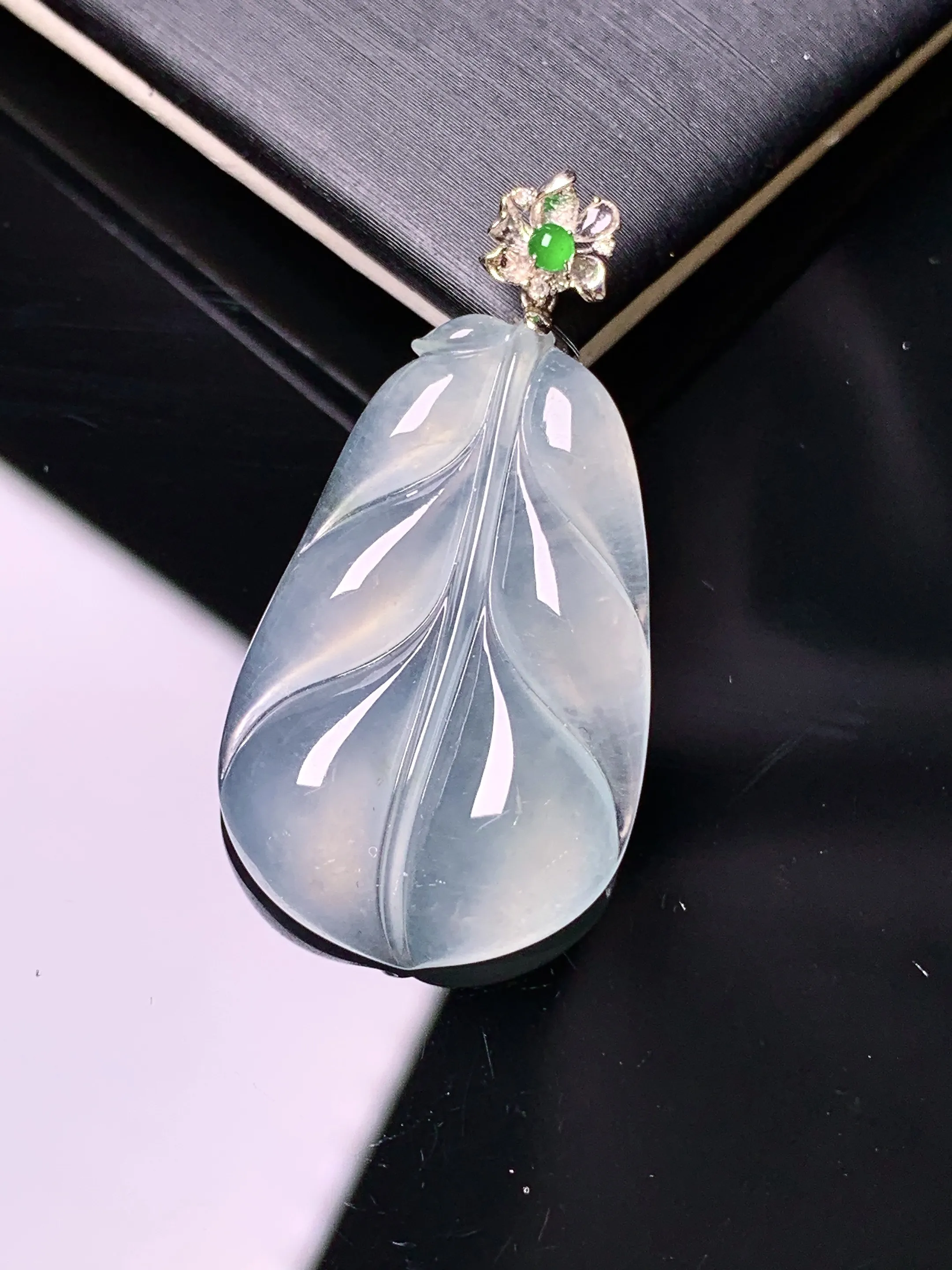 18k金镶嵌冰种树叶吊坠 玉质细腻 水润亮眼 色泽艳丽 整体尺寸36.5*18.8*4.6